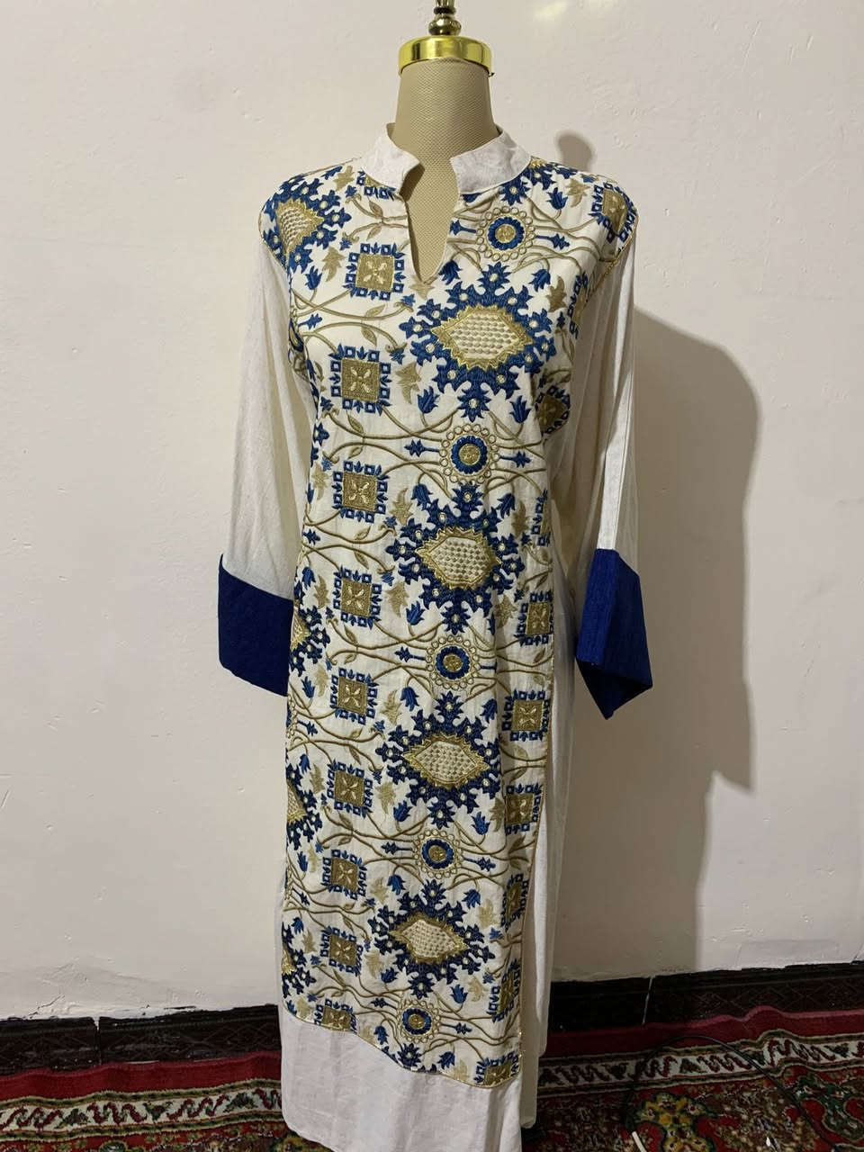 متوفر دراعة بالة كويتي غير مستخدم السعر 20 لاف دينار  القياس العرض 3اشبار واربع اصابع تلبس لحد وزن 100 والطول تلبس لحد 165 سم  للحجز او الاستفسار خاص او الاتصال بالرقم *********** يوجد توصيل لكل العراق ب5الاف دينار
