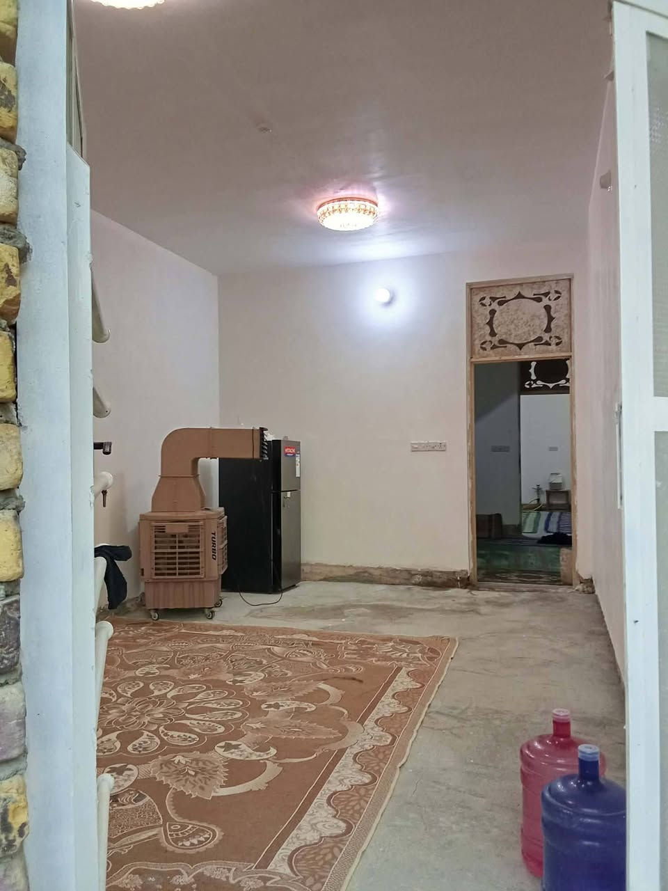 السلام عليكم بيت للبيع طابو زراعي سند 25 بناء جديد قبل كم شهر كمل المساحه 150 متر يحتوي على استقبال ومطبخ وهول وغرفه ودرج وكراج وصحيات عنوانه حله نهايه الطهمازيه قبل نهايه بزل حجي علي التقسيم الجديد للأستفسار الاتصال على الرقم ***********
