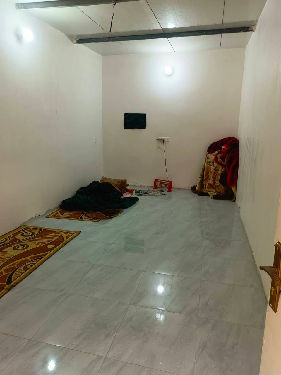 سلام عليكم 
بيت البيع كامل الخدمات ماء كهرباء 
مجمع الاخمستلاف *********** بيت مابي اي نقص جيب اثاثك وتكعد بي
بناء حديث ٢٠٢٥
