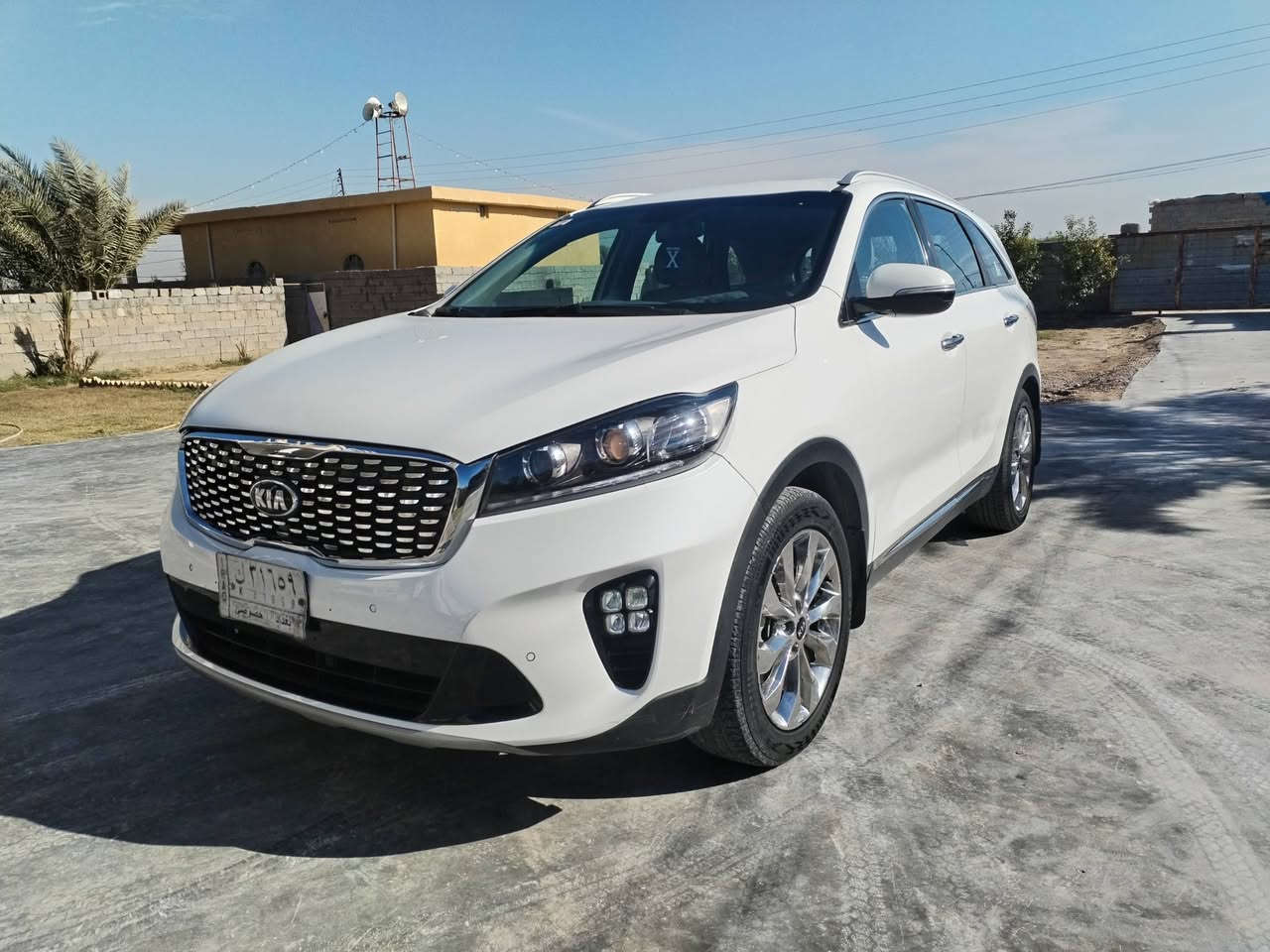 السلام عليكم 
سورنتو 2018 خليجي  بغداد تحويل ثاني يوم 
فول مواصفات 1/1.    ماشيه 85 الف فقط 
عده الفتحه 
محرك 6 سلندر ما مفتوح 
بصمه تشغيل + بصمه ابواب 
جنطه كهربائيّة 
كشانه كهربائيّة +جلد 
تبريد 3 قطع 
7 راكب 
لايت زنون 
مري شفط 
اشاير امري 
هواي موصفات 
بيه ٣ قطع رش اثر شخوط بدون اي دواخل سونار موجود 
سياره جديده السعر ١٩٠ وبيه مجال ***********
بغداد اليوسفيه
