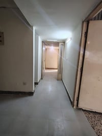 شقة للبيع حي الاعلام العمارات الكويتية طابق الاول 3 غرف نوم صاله مطبخ ...