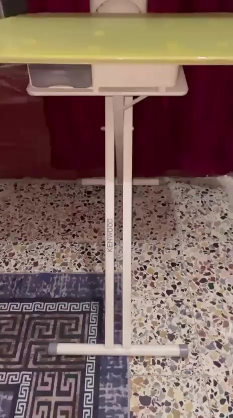 اوتي للبيعللبيع مكواة بخار من نوع Kenwood، وتحديداً نظام كيّ يجمع بين المكواة وطاولة الكي. 
العلامة التجارية: كينوود (Kenwood). 
الميزات: تحتوي على وظيفة "ECO" لتوفير الطاقة. 
الطاقة: تعتمد على قوة كهربائية عالية لأداء سريع، تتراوح في طرازات كينوود المشابهة بين 2200 واط و 2600 واط. 
تصميم: تأتي مع قاعدة ضغط وميزات مثل منع التنقيط وإزالة الترسبات الكلسية.


**إذا كنت صاحب هذا الإعلان وتريد حذفه لأي سبب، رجاءا أرسل رسالة إلى الدعم الفني**