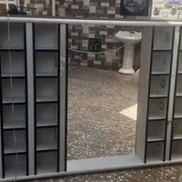 فاترينة • مقفلة • بدون مفتاح