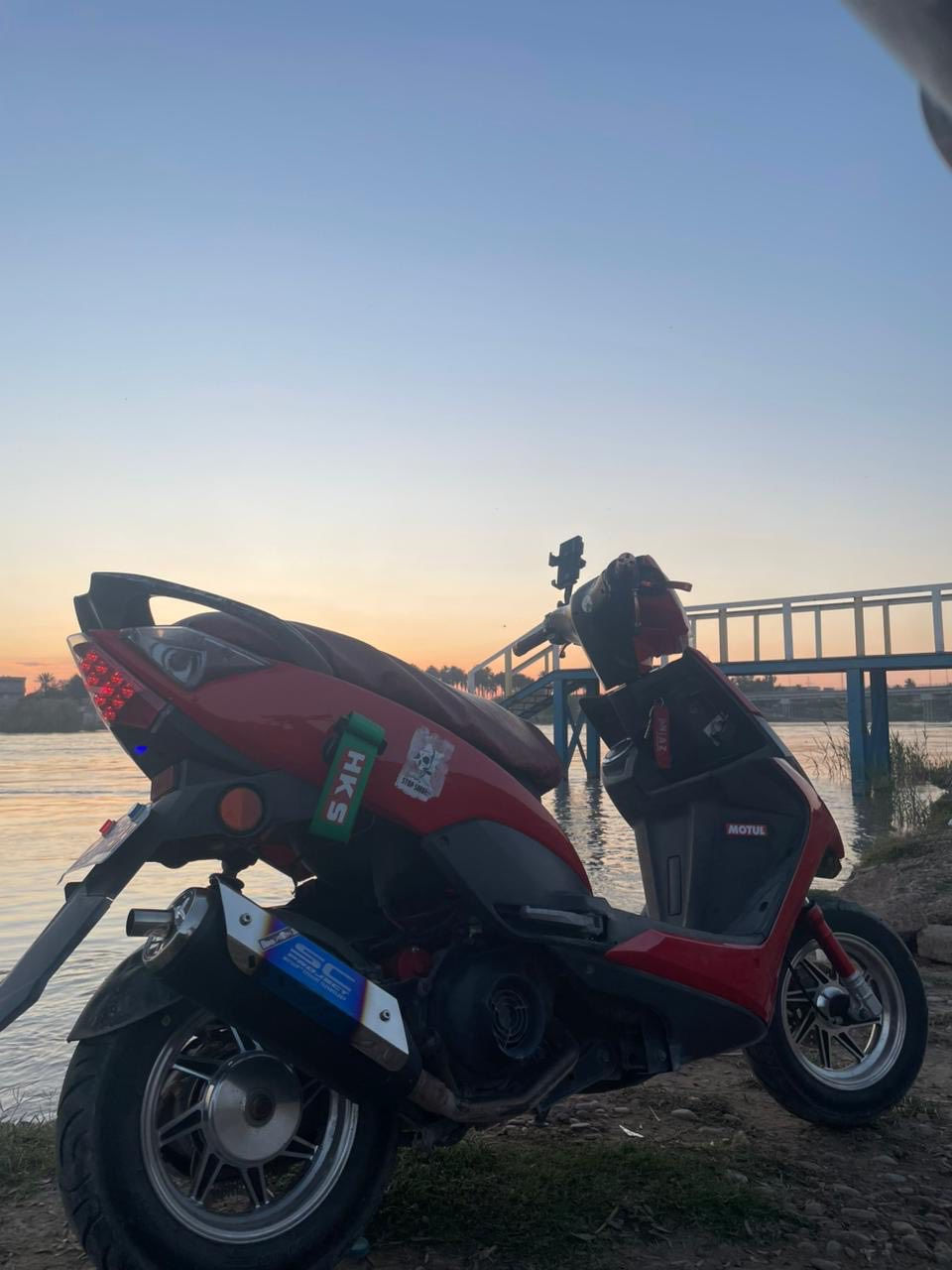 السلام عليكم دراجة ماكس مضلع حديث / yamaha rs zero 100cc
دراجة بلادية برغي مامفتوح من المكينه و حتى جنطة ما مفتوحه جانيها صارلي سنه ونص اخذتها من بغداد حاوية ماشيه 14 الف و هسه ماشيه 21 الف الدراجة عليها تخم كلجات WF يدات بريك KOSO و هاندل TWPO و عليها صالنصه SC project و ويل نجمه و دبلات رياضية خلفي امامي قبق عمبار ذهبي و عليها لايت زينون 60 واط مخلي بمكان الهورن يعني رماش الكدامك اذا ترمشله يطفي حتى سياره و الدهن استخدم موتول 20w 50  و بانزين محسن و الكفر مبدل تجاري قبل جانت سوده و هسه حمره و بيه اثر وگعه و فطر و رجاءً الي يدور كفر لا يجي اني ابيعلك مكينه بلاديه وين ماتروح تمشي وياك و ماتوكف بيك مثل الكابريتر هاي نوزل  يعني fuel injection  
رجاءً لا تجي تخابرني و تكسر بسعرها الي مايعرف شنو هاي دراجة و شنو امكانيها لا تجي تكسر بسعرها ! 
سعرها مليون و 50 الف 
عنوانها سامراء 
للأستفسار *********** 
ارجع و اكول تجي تشوف دراجة تقتنع بيها تاخذها و بالعافية عليك و شايف خيرها ويكفيك شرها.
