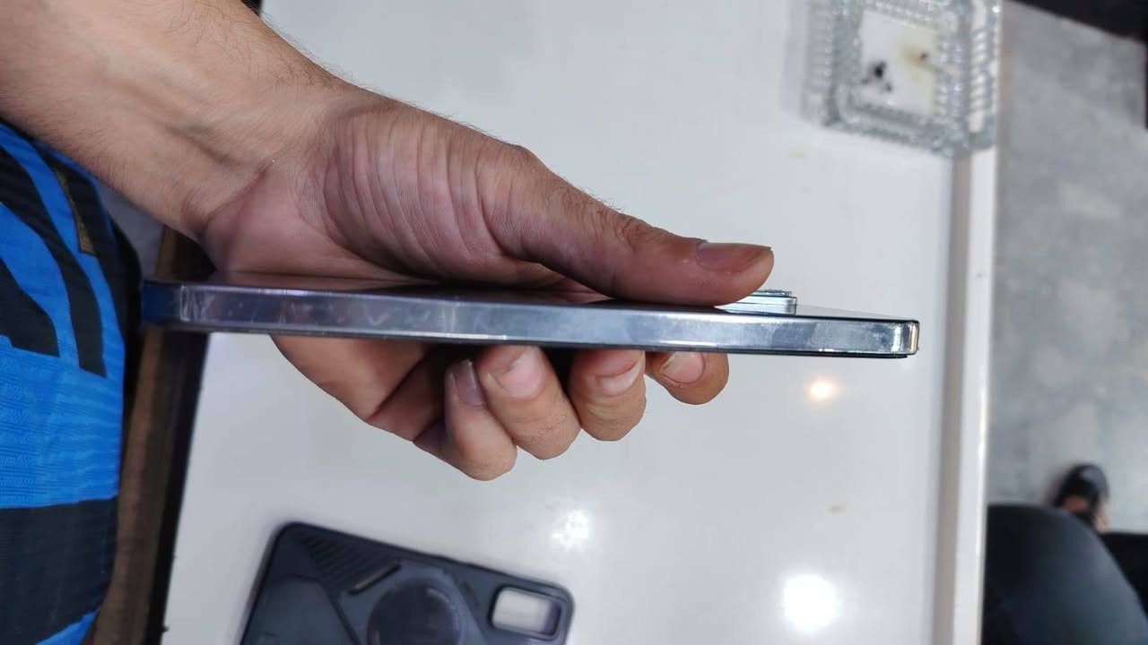 المميزات:

الشاشة
النوع: AMOLED
الحجم: 6.78 بوصة
الدقة: 1.5K (1224 × 2720 بكسل)
معدل التحديث: 144 هرتز
سطوع الذروة: حتى 1100 شمعة
معدل استجابة اللمس: 2160 هرتز
الحماية: زجاج Gorilla Glass 7i

الأداء
المعالج: MediaTek Dimensity 8350 Ultimate (معمارية 4 نانومتر)
وحدة المعالجة الرسومية: ARM Mali-G615 MC6
نظام التشغيل: Android 15 مع واجهة XOS 15

الذاكرة والتخزين العشوائي:
الذاكرة العشوائية (RAM): 12 جيجابايت
التخزين الداخلي: 256 جيجابايت

الكاميرات
الخلفية:
الأساسية: 108 ميجابكسل (زاوية واسعة)
الثانوية: 8 ميجابكسل (زاوية فائقة الاتساع)
فلاش LED مزدوج
تصوير فيديو بدقة 4K بمعدل 60 إطارًا في الثانية

البطارية والشحن
السعة: 5500 مللي أمبير
الشحن السلكي: 45 واط
الشحن اللاسلكي: 30 واط
الشحن العكسي السلكي: 10 واط
الشحن العكسي اللاسلكي: 5 واط

ميزات إضافية
محرك الألعاب XBoost: لتحسين أداء الألعاب
نظام تبريد VC مدعوم بالذكاء الاصطناعي: لإدارة الحرارة
شهادة TÜV Rheinland: لضوء أزرق منخفض وخلو من الوميض


**إذا كنت صاحب هذا الإعلان وتريد حذفه لأي سبب، رجاءا أرسل رسالة إلى الدعم الفني**