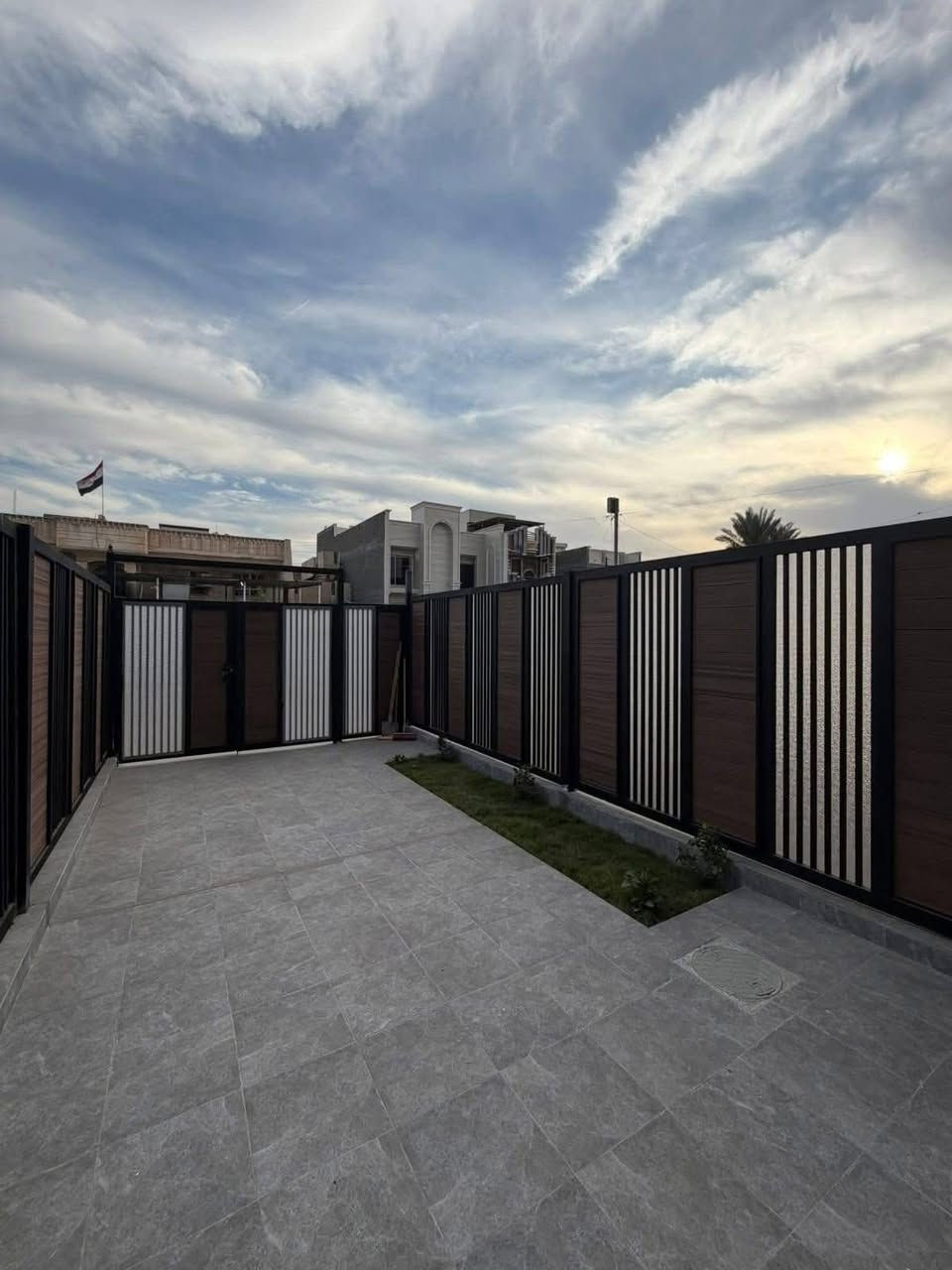 #دارللبيع

المساحة 54م واجهه 4م نزال 14م

واقع حال56م مع تشجير 

الغزالية مدير الامن شارع قاسم نافورة على سايدين بعرض 30م

يحتوي على :

غرف نوم 3

صحيات عدد 2

صالة

مطبخ

كراج +حديقة

للاستفسار الاتصال 
***********
