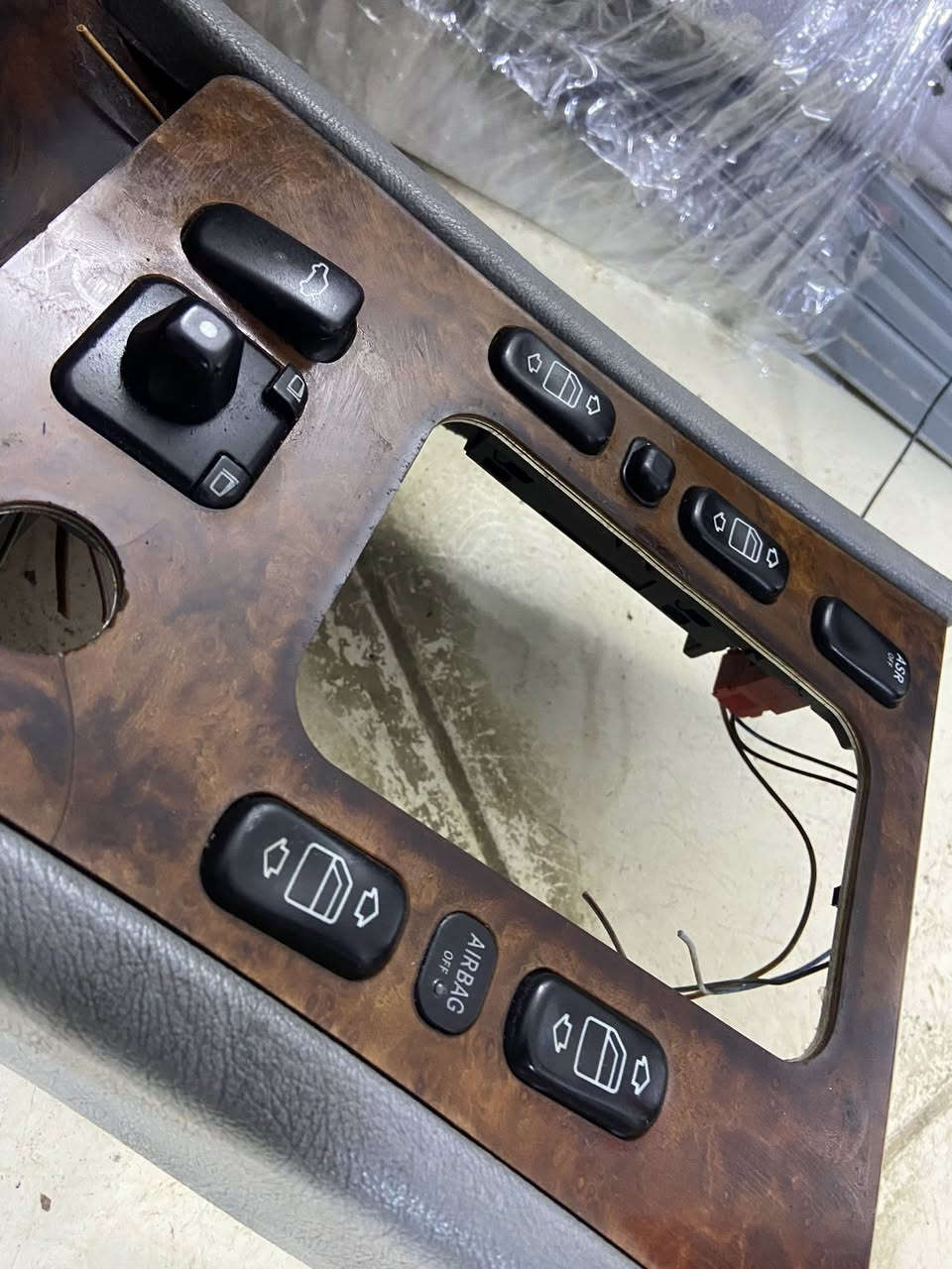 غرفه مال ام عيون موديل 2000
سعر ٣ ورقه و نص 
مكان اربيل 
***********
