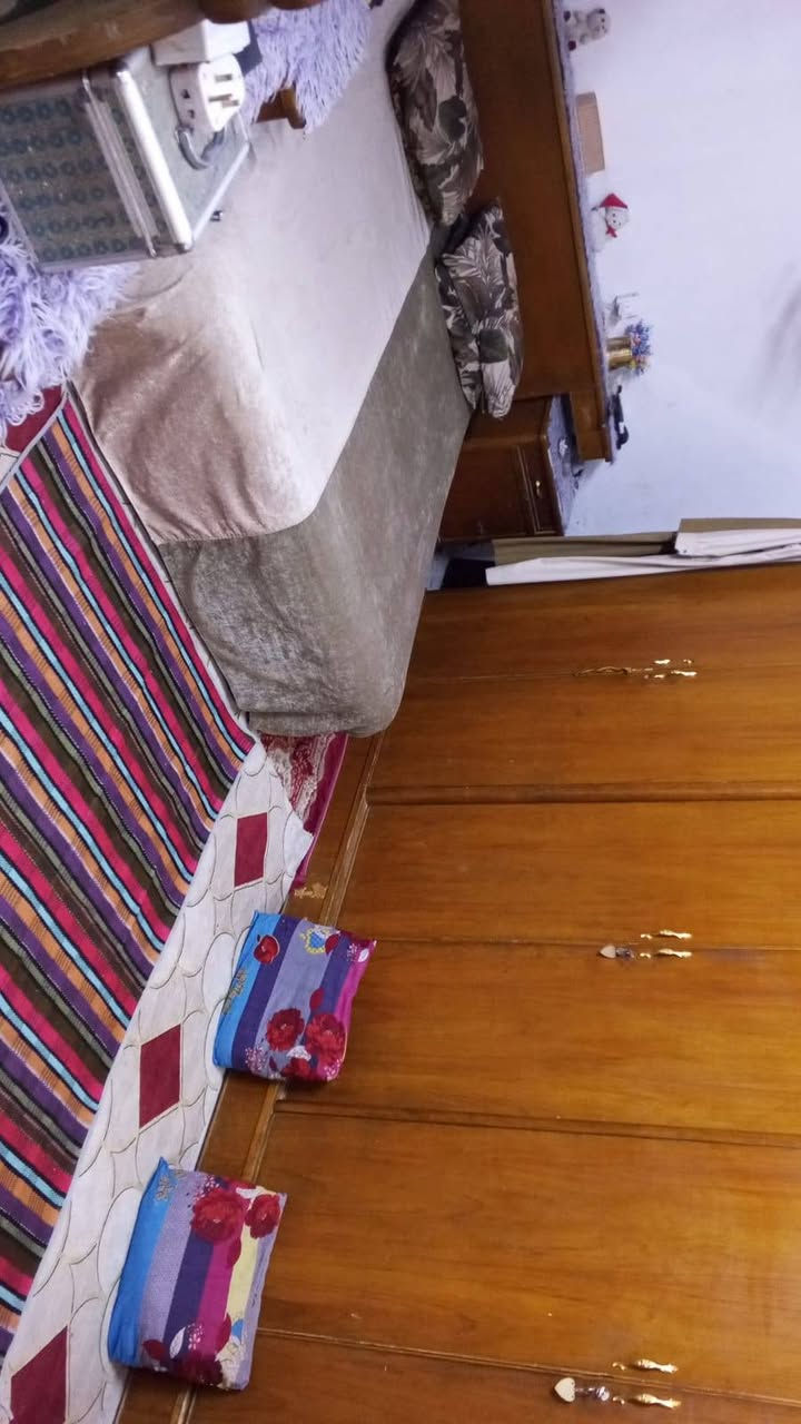 السلام عليكم بيت 🏠 للبيع مساحته 120متر يحتوي ع غرفه عدد ثنين وصاله ومطبخ وصحيات وطارمه العنوان الكوفه 17تموز الصدر الثالث للاستفسار اتصل على هذا الرقم ***********

