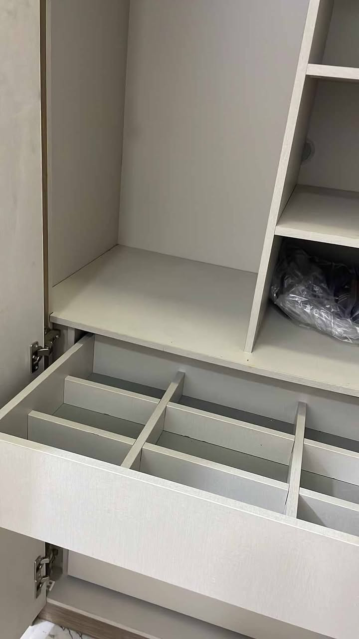 للبيع غرفة نوم تركية جديدة غير مستعملة بعدها بنايلون سعر الشراء مليونين و ربع والوصل موجود سعر البيع مليون ونصف وبي مجال للاستفسار ***********
