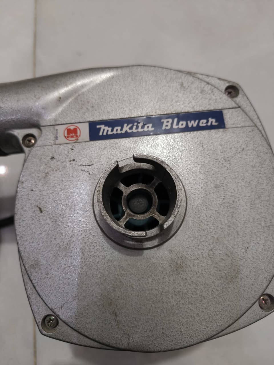 ساحبات ٦ انج حمام  مروحه سقفيه بلور ماكتا الشراي يتصل او خاص *********** بغداد الرصافه
