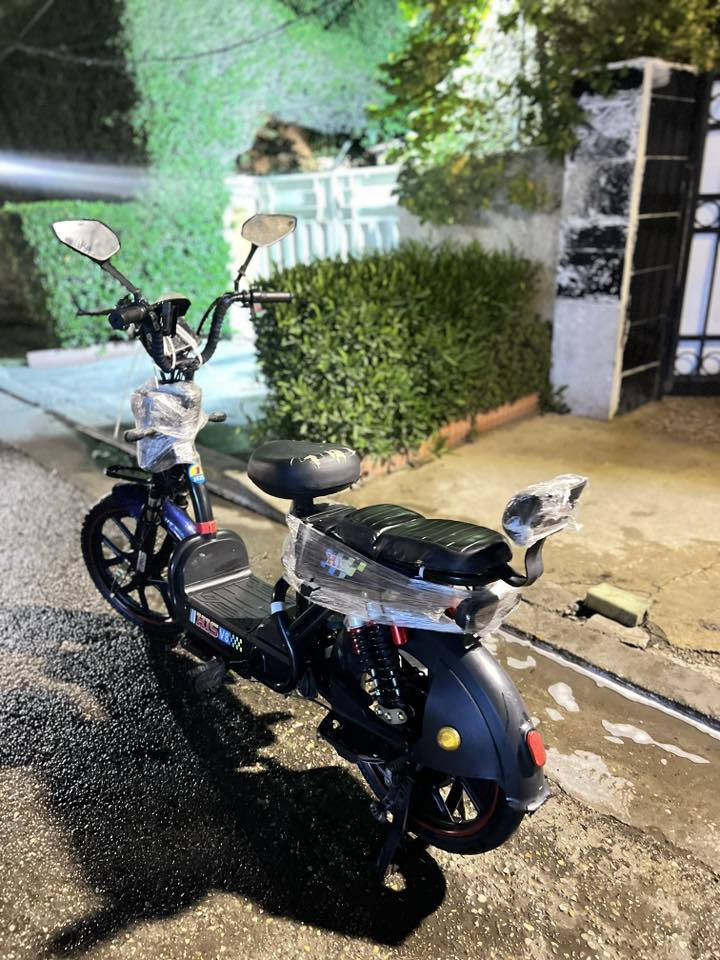 السلام عليكم دراجه شحن نوع His 
الرقم ***********
للبيع ‼️‼️
دراجه بطاريات حجم صغير 
كهربائيات شغاله بيها نقص دكمه مال لايت عاطله 
السعر 350وبيها مجال العنوان حي الجهاد
