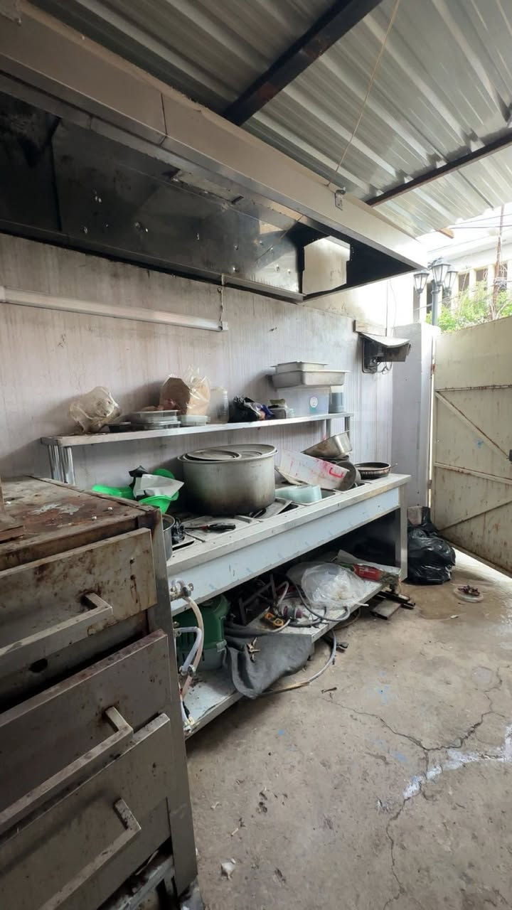 اغراض مطعم افران شوي ثنين طبقات وهواي غراض اكو كلها نضيفة ولاكن متروكة فقط تنغسل
كلها شغالة شرط ***********
