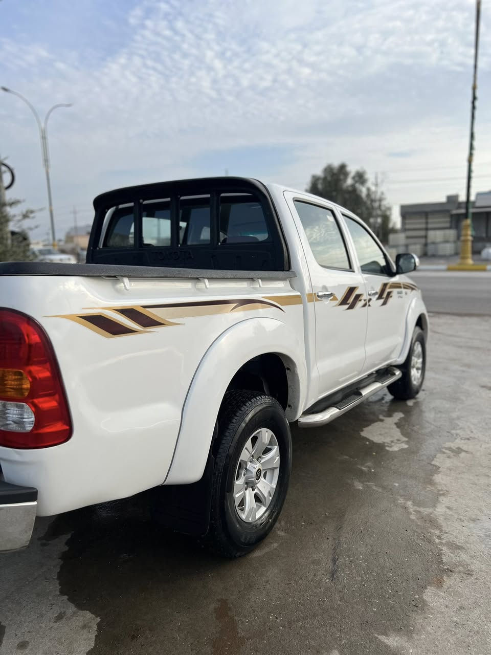 مەرزیە ٢٠٠٩
تۆماتیک
بئ عەیبو عار 
گئرو مەکینەی بەشەرت
تایەی تازەیە بئ مەسروفف
سەنەوی بەسەر نەچوە مانگئکی ماوە 
***********
***********
