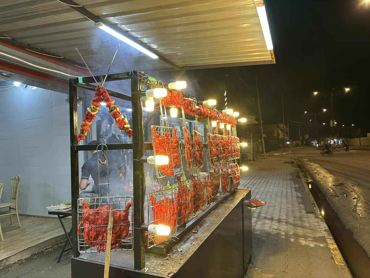 السلام عليكم زبائنا الكرام 

افتتاح مطعم مشويات الكرار
يوم ثلاثاء مصادف 2025/1/20
الساعه 3 عصرا 
متواجدين طيله ايام السبوع من 7صباحا الى 12مساءآ

دجاج على فحم+تمن وخبز مقبلات 
اجنحه على فحم ويه تمن وخبز مقبلات 
طاوق على فحم ويه تمن وخبز مقبلات 
عرايس على فحم ويه تمن وخبز مقبلات 
كباب لحم غنم
كباب دجاج 
معلاك غنم
تكه لحم غنم
گلب غنم
جلاوي 
كل المشاوي متوفره  
توصيل مجاني كافه المحاويل 
الرقم التوصيل 
***********
🔥🔥🔥🔥🔥🔥🔥🔥🔥🔥
الموقع محاويل نزله حي 17 مقابيل ڨينيسيا 
 🔥🔥🔥🔥🔥
الرابط بث مباشر يوميه تجهيز وتخمير المطعم تيك توك لايف 
tiktok.com/@k.ar426
