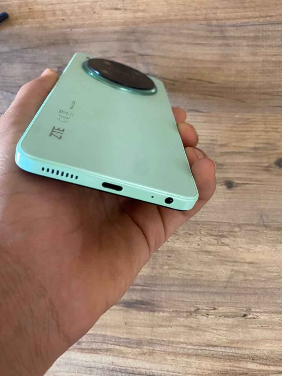 أسلام عليكم 
جهاز ZTE V70 Max
ذاكرة 256 بطارية بحالة جيدة 
الجهاز نضيف ما بي اي شخط 
مكفول من الفتح او تصليح 
بدون ملحقات السعر 160
مكاني كربلاء سيطرة الابراهيمية 
*********** كربلاء, العراق
