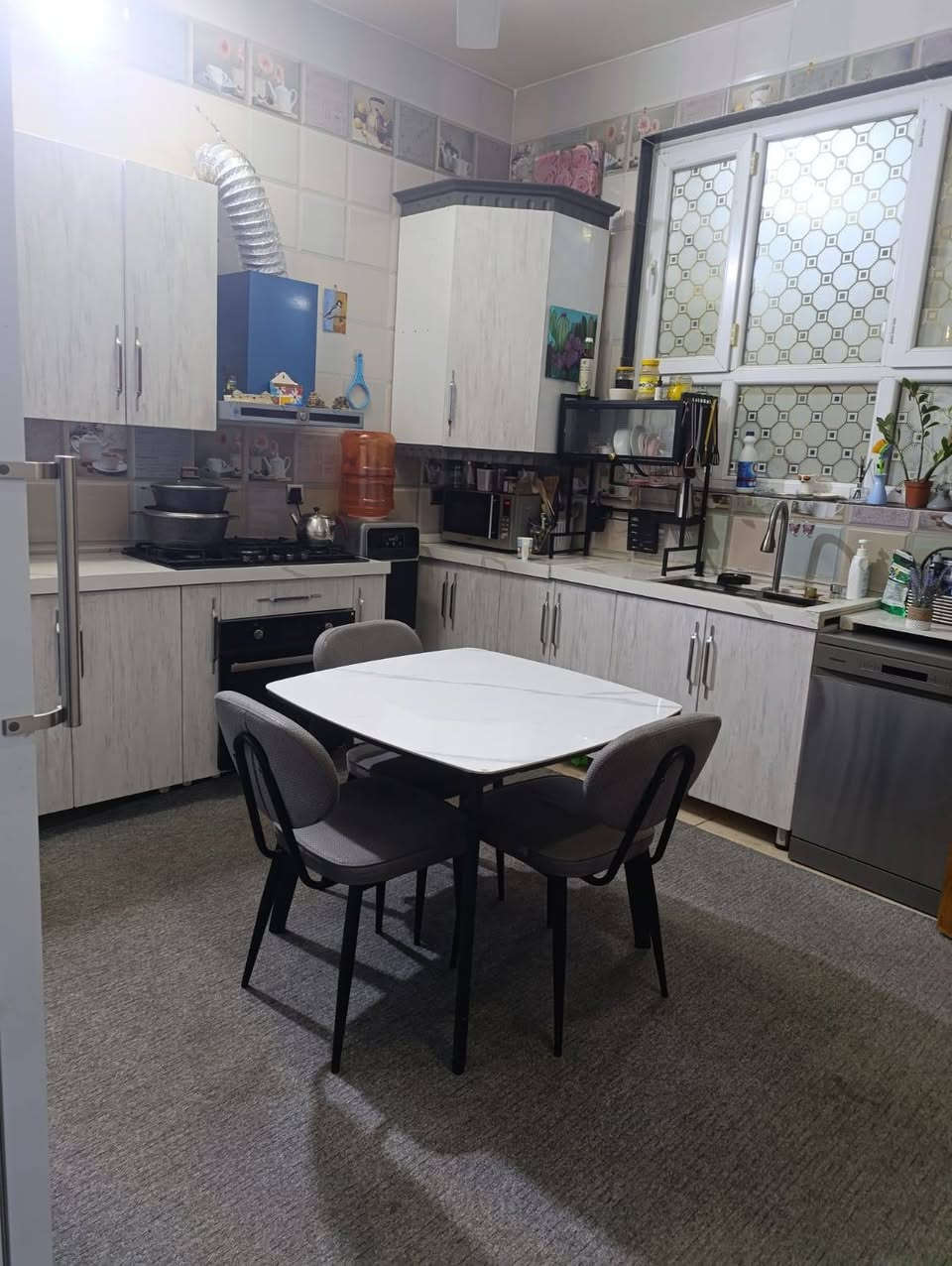 السلام عليكم

🏠 فرصة مميزة،  بيت في الهورة

بيت حديث البناء بموقع ممتاز خلف مديرية زراعة واسط وعلى شارع أبو عبير الرئيسي.

✅ المساحة 140 متر
✅ 3 طوابق
✅ 4 غرف نوم
✅ 2 سويت
✅ 4 حمامات
✅ تشطيب ممتاز وأرضيات مرمر
✅ تصميم عصري وسلّم دائري أنيق

البيت مرتب وجاهز للسكن، وموقعه قريب من جميع الخدمات . 

📞 للاستفسار :***********
