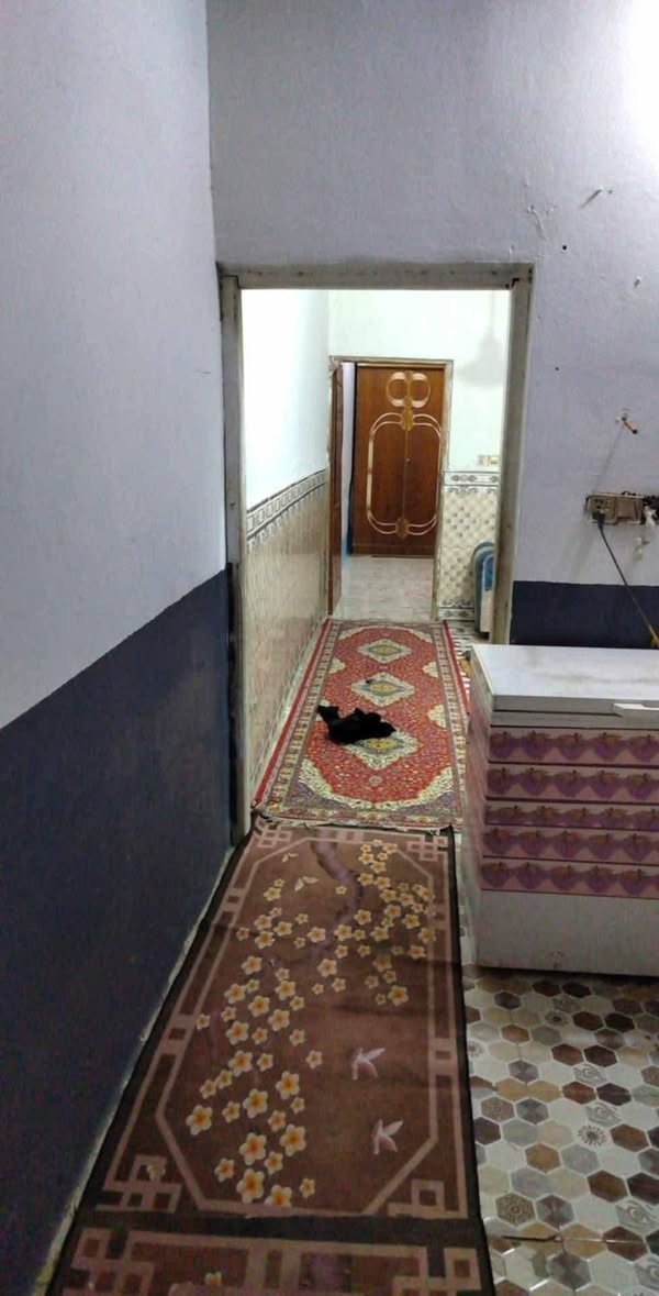 بيت مين 100متر البيع شارع المؤسسه مغابيل قريت القدير عوزه ارضيه شويه كافعه سعره16 وبي مجال ***********

