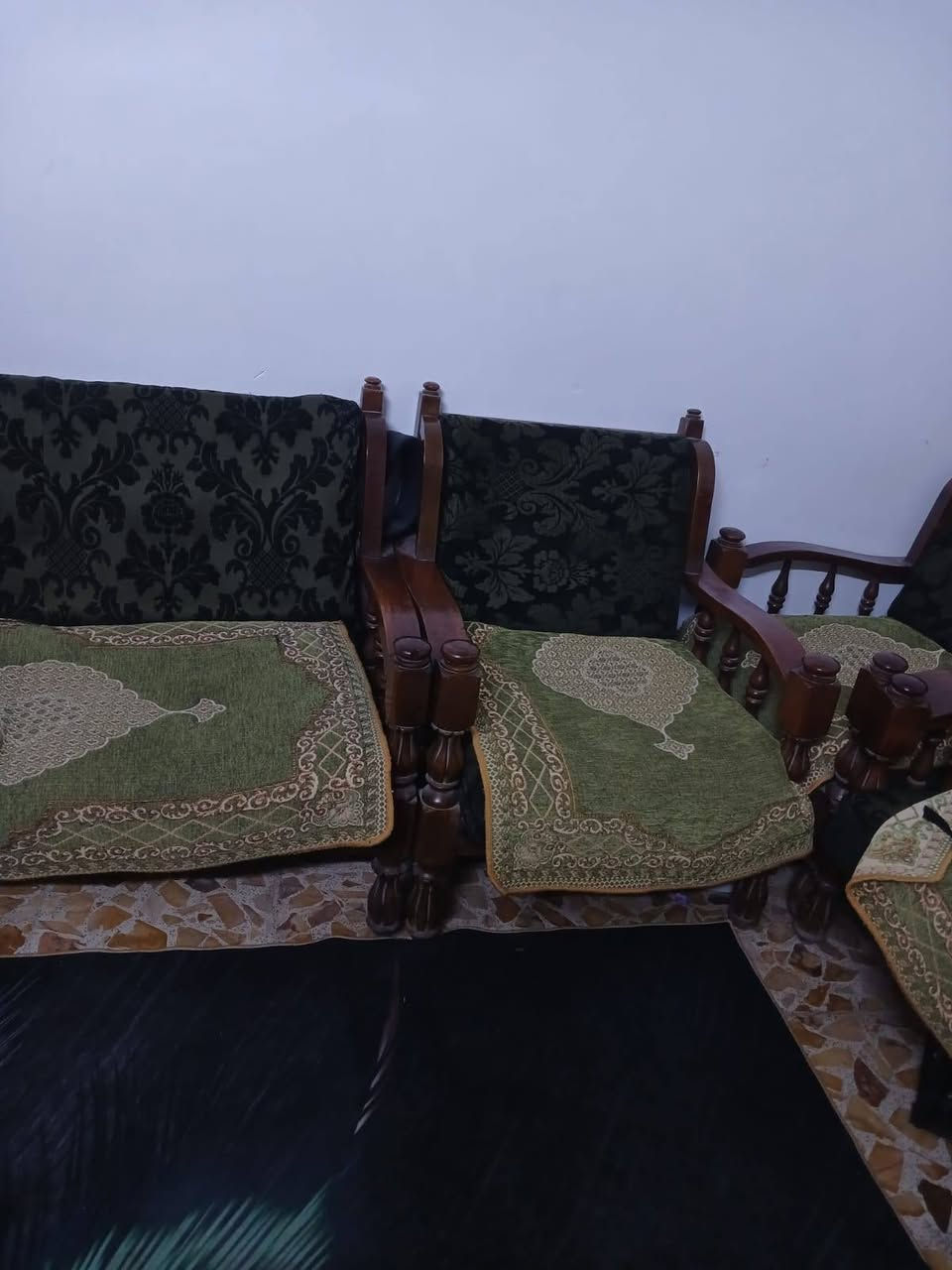 السلام عليكم
تخم صاج شغل قديم كلش حلو عشر مقاعد قنفتين واربع كراسي بس يرادله دوشمه السعر 75 مكان حي اور ***********
