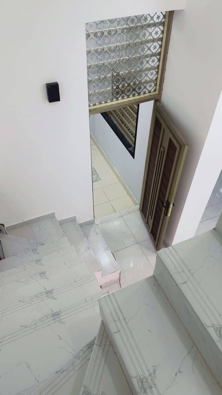 السلام عليكم...
دار سكن للبيع المساحه ١٠٠م ركن وجهين على شارع ١٥م
بناء حديث درجة اولى مامسكون قبل يومين كمل.
العنوان الناصريه الحبيليه بصف الأولى.
محتوى الدار. استقبال * صاله * غرفه * مطبخ * صحيات داخليه وخارجيه.
مع صاله كبيره فوق.
السعر جداً مناسب ١١٠ مليون مع المجال بيع مستعجل.
-----------------------------------
للإستفسار أكثر زياره مكتب ديار الهلالي للعقارات الواقع في حي العسكري شارع المدارس قرب مدرسه عمار بن ياسر.
رقم الهاتف ***********
