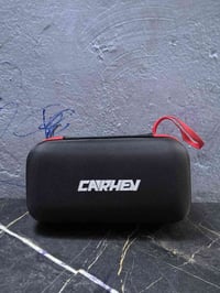 هذا الجهاز هو شاحن بطارية سيارة متنقل (Jump Starter) من شركة Carhen بق...