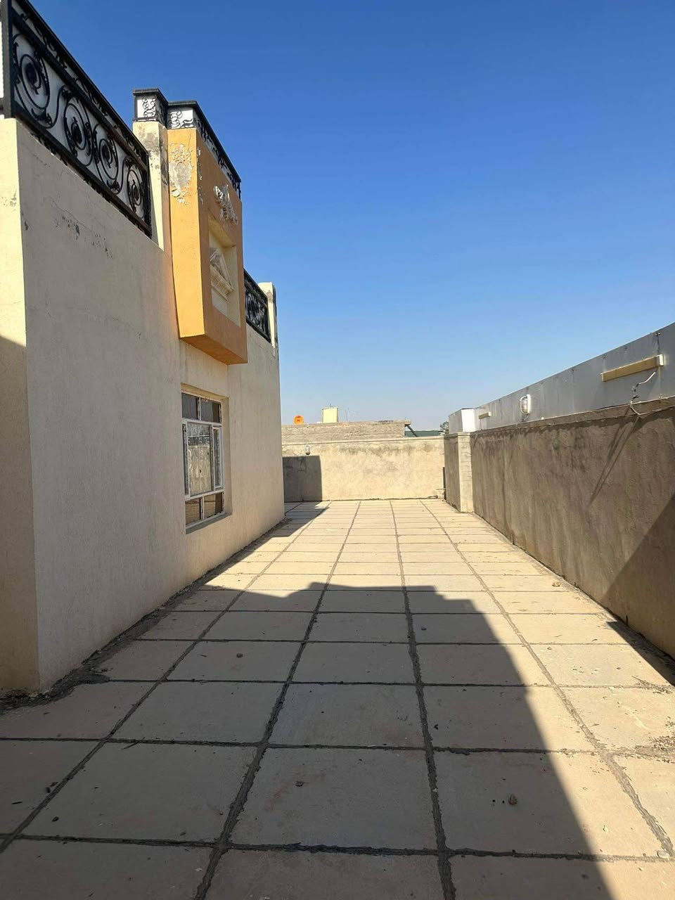 السلام عليكم 

مزرعة للبيع      

المساحه 2250 متر / طول 125 متر / العرض 18متر /  
الموقع بغداد حي الانتصار قرب مجاور  الراشدية
بناء 550 متر /  متكون البناء من بيتين ممكن فرزهن كل بيت مساحتة 275 متر 
تفاصيل البناء / صاله عدد 2 /مطبخ 2 / استقبال 2 / حمام7 / غرف نوم 8 /
حديقه 600 متر 
+ قطعه خلف البناء فارغه مساحتها 500 متر  
 + كراج 200 متر + مشتمل 

للاستفسار عن معلومات  او السعر 

*********** وتساب
