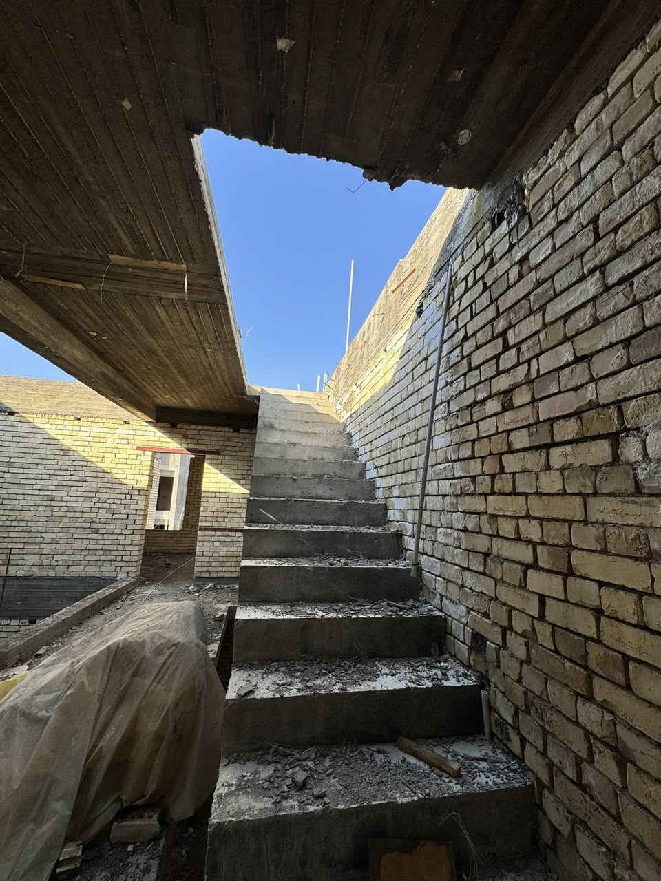 ⁨ هيكل للبيع موقع مميز حي الامام قرب شارع الضغط  المساحه 148  واجهه .40 7
ونزال 20

العقار طابقين 

الطابق الاول .كلندور ومطبخ وغرفه وصاله وصحيات 

الطابق الثاني .غرفتين مجمع صحيات مخزن

للاستفسار مراجعه مكتب الخضراء للعقار⁩

***********
