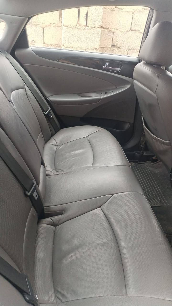 السلام عليكم
سوناتا للبيع امريكي 2011 فول مواصفات فتحه بالسكف بصمة تشغيل تحكمات كشنات بصمات اربع ابواب  تبريد تدفئة محرك بعده عالشركه ضرر قطعتين ماشيه 130 الف شاشه وكامره كهربائيات كلها شغاله ترهم بيع او مراوس حسب القناعه السعر اتصل وتدلل ***********
