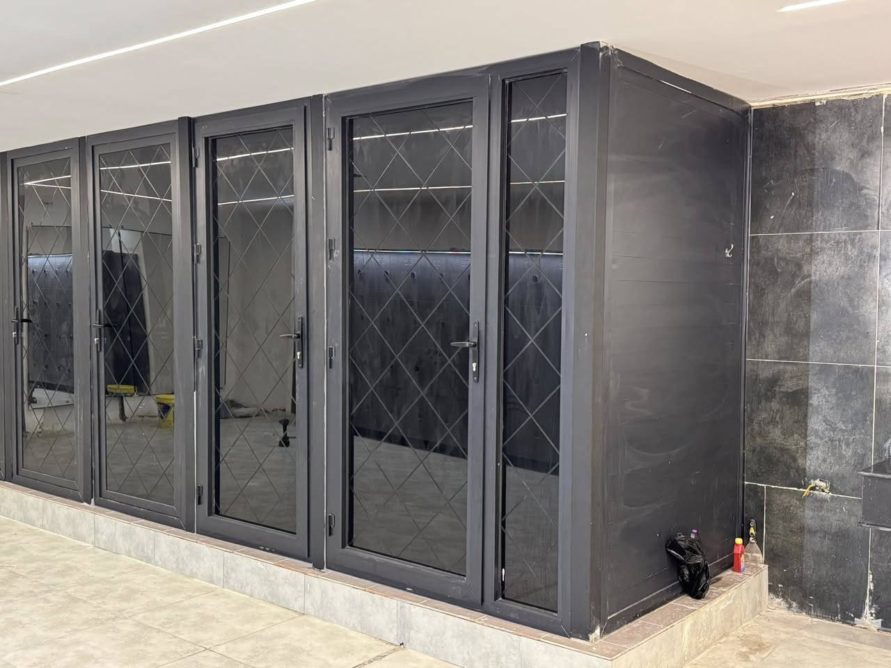 #المنيوم
السلام عليكم
نقدم لكم اعمالنا 

: عمل واجهات زجاج 10 ملم ( جام خانه ) للمحلات والمطاعم والبنايات 

: عمل قواطع جام داخليه وشاورات وقواطع زجاج مرمل ضبابي مسكرت

: عمل فاترينات زجاج وام دي اف سي ان سي

: عمل كافة الأبواب الكهربائيه الزجاجيه والألمنيوم 

:عمل واجهات ألمنيوم G60 مفصلي وأبواب سوينك بماطور الماني أو ايطالي بضمان ١٠ سنوات بأسعار تنافسيه

: عمل أبواب ستلستيل كهربائيه للمستشفيات(مداخل العمليات)

: عمل كافة المحجرات الألمنيوم و الزجاج 

  📞.   ***********
