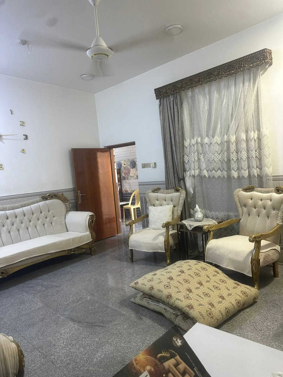 ‏يا الله دار للبيع طابو صرف نجف حي ميسان

‏ قطاع 15. المساحة 130 متر  شارع 12 طابق ونص

‏صب كونكريت بناء جناي الطابق الأول

‏غرفة.    صالة    مطبخ     استقبال   صحيات

‏داخلية.  وخارجية  الطابق الثاني. غرفة   صالة 

‏السعر   188  مليون. وبي مجال 
"""""""""""""""""""""""""""""""""""""""""""""""""""
               ‏مكتب أبو حوراء الحسناوي للعقار 

  ‏اتصال    ***********   و *********** 

   ‏أو مراجعة المكتب عنوان المكتب  نجف حي ميسان 

‏شارع الكيات مقابل سوق الأخير مكتب أبو حوراء الحسناوي 

‏عندك  عرصه أو بيت للبيع اتصل 
"""""""""""""""""""""""""""""""""""""""""""""""""""￼￼
