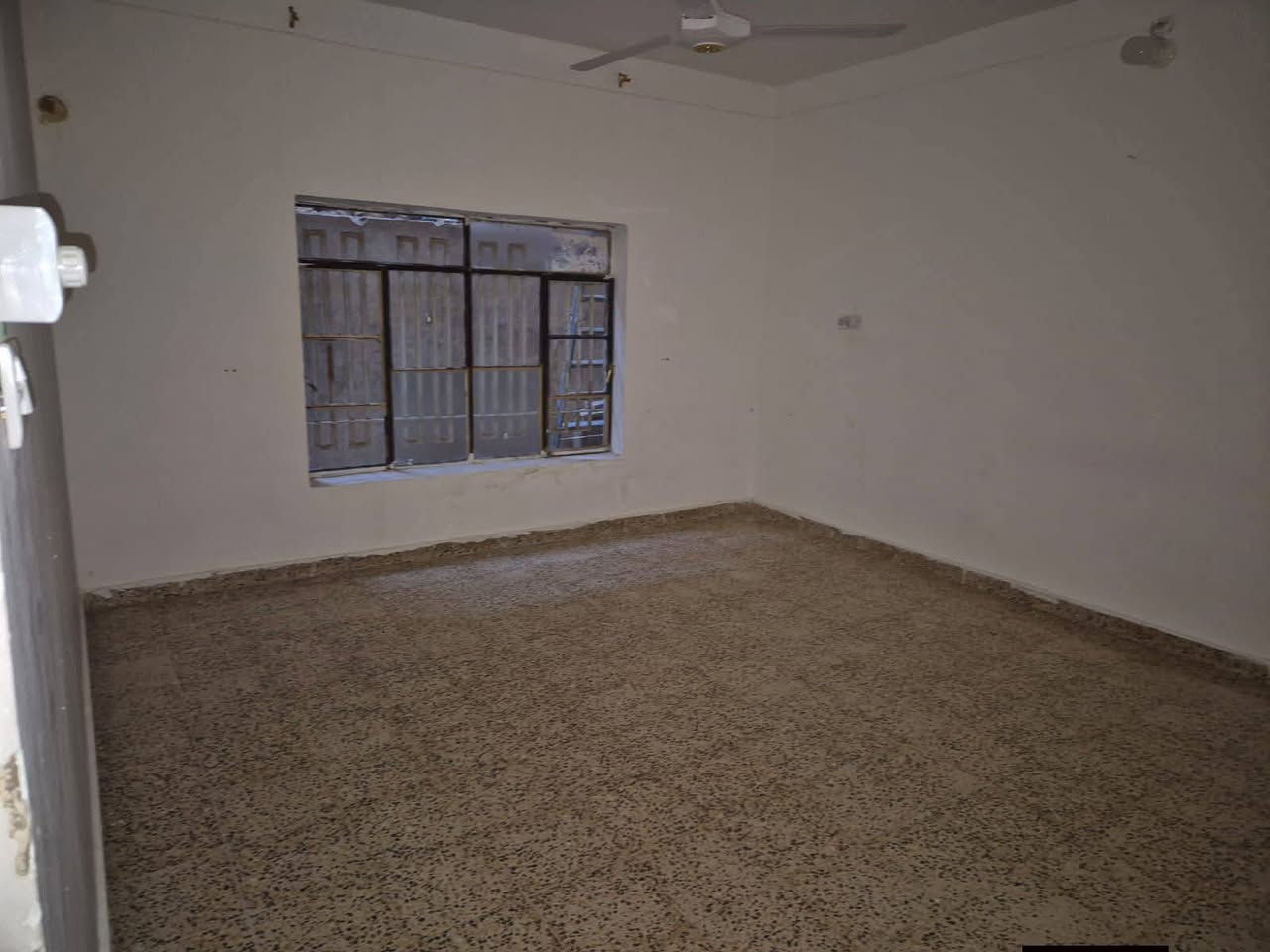 اعلان متوفر بيت للايجار طابقين في منطقة الجمعية مقابل الفرع  احمد كرستال للاثاث مساحتة 250 متر يتكون من الطابق الارضي كلدور واستقبال وهول وصالة وغرفة نوم ومطبخ ومجموع حمامات داخلية وخارجية حديقة كراج أما الطابق الثاني فيتكون من غرفة نوم وصالة ايجارة 500الف للاستفسار ***********
