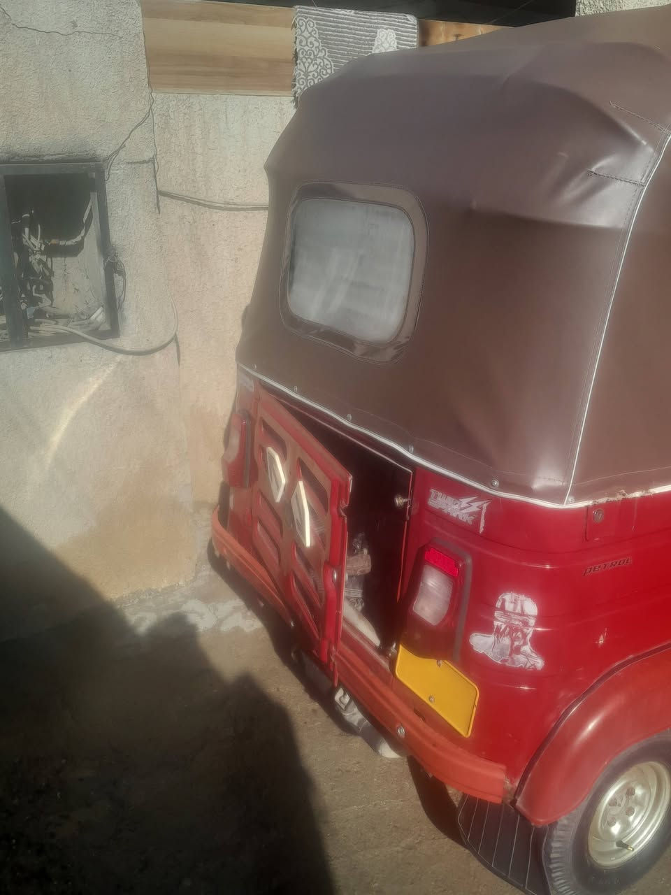 سلام عليكم تكتك لبيع 
موديل ١٧ اس بحسوبه عل ١٨ 
كهربيات شغاله 
بس محتاجه كلجات 
أوراقه كبس 
سعره 3 مليون 
مكانه بغداد الدوره شارع 60
رقمي ***********
