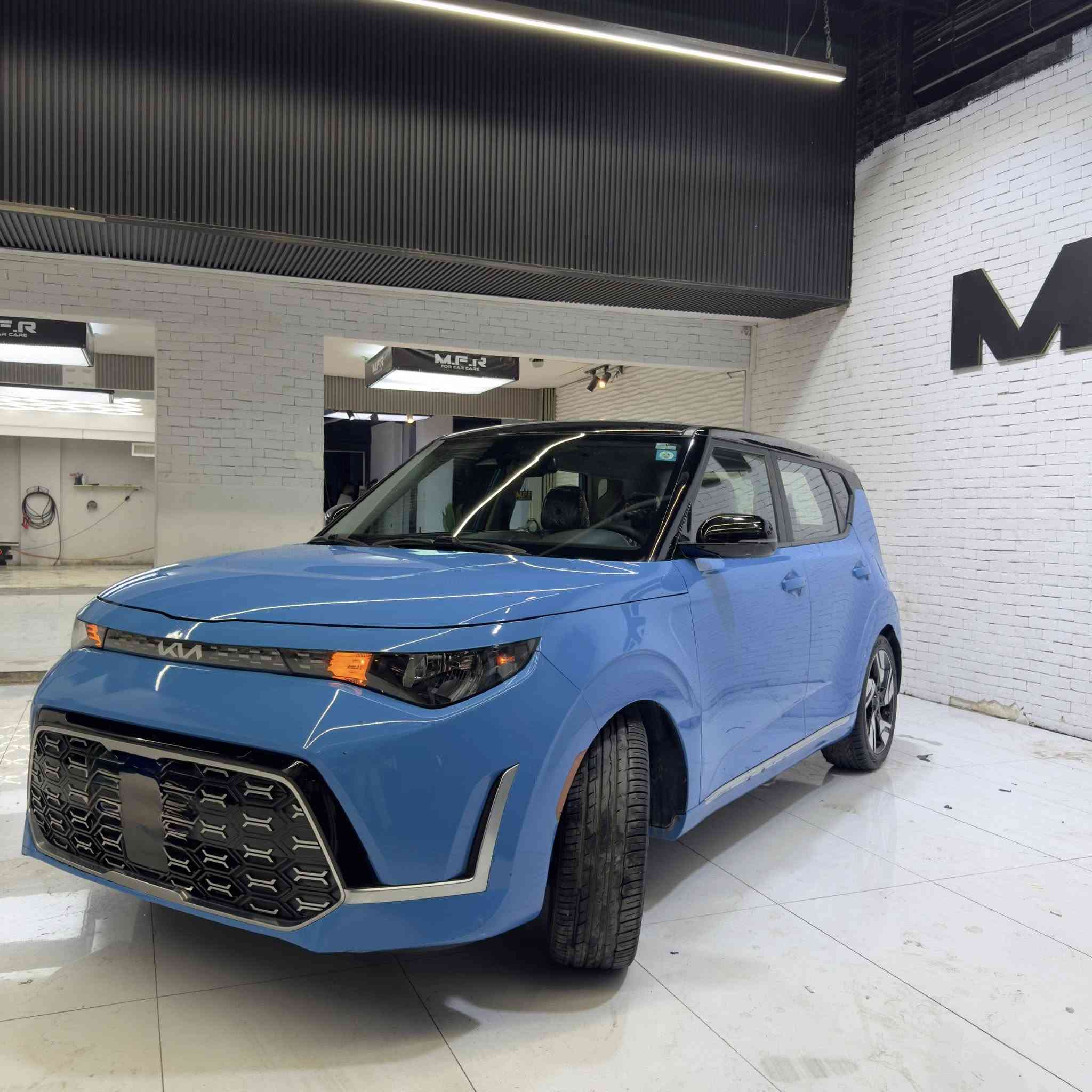 السلام عليكم
KIA SOUL  2023
وارد امريكي 
تو كلر
ماشيه 65,000km 
مرقم بغداد مكانها بغداد القاهرة 
حادث خلفي قبق جنطه تبديل  وجاملغ خلفي صبغ جهة سايق
بدون اي ايرباك 

كفاله شواصي لغود ايرباكات صدر راديترات كير مكينه 

مواصفات
    محرك 2.0 لتر 4 سلندر
    شاشة وسطية من 8 إلى 10.25
    دعم Apple CarPlay و Android Auto 
    كاميرا خلفية
    نظام المحافظة على المسار والتنبيه من التصادم الأمامي
    مثبت سرعة
    اشاير بل مري 
    بصمه تشغيل عن بعد
     شاحن لاسلكي
      وبعد بيها مواصفات 

رقم الشاصي: KNDJ53AU4P7191738

السياره مال بيت اني مستوردها على ايدي وكلش نضيفه وصور كدامك داخلها يلمع كشنات صندوك تنتة ارضيات بس بيها طخات خفيفه جاملغ امامي  جهة سايق وجاملغ خلفي عكس سايق لانهو سياره طبكتها بشارع 
وبيها كم شخط مصورهم راسلني ادزلك ياهم 
السياره كلش نظيفه حيل  ما متعوبه ولا مال شغل ولا حته طالع بيها محافظات  تعال افحص وشوف
السعر156$ وبيها مجال

رقم:***********
