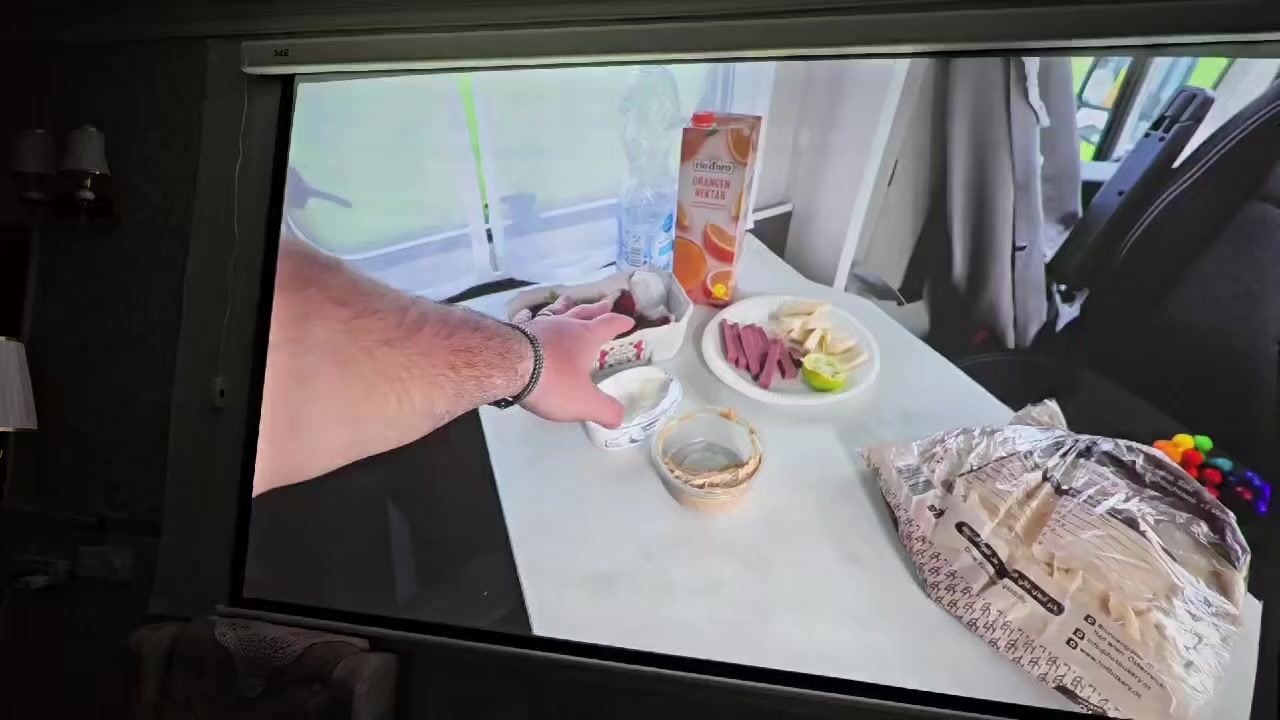 ما هي أهم ميزات Formovie Cinema Edge؟
يتميز Formovie Cinema Edge بعدة ميزات رئيسية:

1. دقة 4K UHD (3840 × 2160) التي توفر جودة صورة عالية وواضحة.
2. خاصية Ultra Short Throw التي تتيح عرض صورة كبيرة من مسافة قصيرة.
3. شاشة كبيرة تصل إلى 150 بوصة.
4. نظام صوتي قوي بقوة 30 واط مع تقنيات Dolby Audio وDTS HD.
5. نظام تشغيل Android TV الذي يوفر الوصول إلى آلاف التطبيقات مثل Hulu وHBO Max.
6. اتصال لاسلكي عبر Wi-Fi وBluetooth، بالإضافة إلى منافذ HDMI وUSB.


**إذا كنت صاحب هذا الإعلان وتريد حذفه لأي سبب، رجاءا أرسل رسالة إلى الدعم الفني**