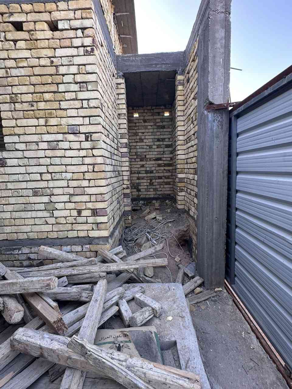 بيت للبيع هيكل طابقين
المساحة 125
الواجهة 6 وربع
الموقع/التنومة-البيبان(الرقابة المالية)
البناء درجة اولى طابوق
البناء عبارة عن:
كراج 
صحيات خارجية للضيوف
غرفة واحدة في الطابق الاول
صالة+ هول مفتوح على الصالة
بوكسات خاصة للغاز والكهرباء والماء 
السعر/95 وبيه مجال 
التواصل/***********
طبعا اني ابو البيت مو ابو عقارات
