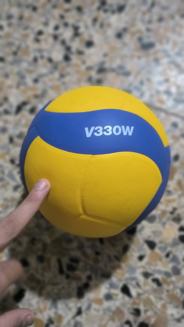 🏐 إعلان لبيع: كرة طائرة ميكاسا (Mikasa V330W) أصلية
​الماركة: ميكاسا (Mikasa) – الماركة الرائدة عالمياً في ملاعب الكرة الطائرة.
​الموديل: V330W (موديل المسابقات الدولية - International Competition Model).
​التصميم العام: تصميم حديث مميز ومبتكر مكون من 18 لوحة (Panels) لزيادة ثبات الكرة في الهواء وتحسين الرؤية أثناء اللعب، باللونين الأزرق والأصفر الكلاسيكيين.
​درجة الاعتمادية: معتمدة رسمياً من الاتحاد الدولي للكرة الطائرة (FIVB Approved)، مما يعني أنها مطابقة تماماً للمقاييس والمواصفات العالمية للمباريات التنافسية.
​بلد الصنع: صنع في تايلاند (Made in Thailand) - وهي بلد الصنع الأصلي لكرات ميكاسا الاحترافية.
​⚙️ المواصفات الفنية والقياسات:
​المقاس: مقاس رسمي قياسي (Size 5).
​ضغط الهواء المثالي للملء: يتراوح بين 4.5 رطل (LBS) أو ما يعادل 0.3 - 0.325 كجم/سم² (kgf/cm^2).
​الخامة الخارجية: جلد صناعي متميز وناعم يمنح تحكماً ممتازاً وثباتاً أفضل أثناء التمرير والضرب الساحق.
​الرقم التسلسلي (الباركود): 49***********.
السعر 25 الف قفل


**إذا كنت صاحب هذا الإعلان وتريد حذفه لأي سبب، رجاءا أرسل رسالة إلى الدعم الفني**