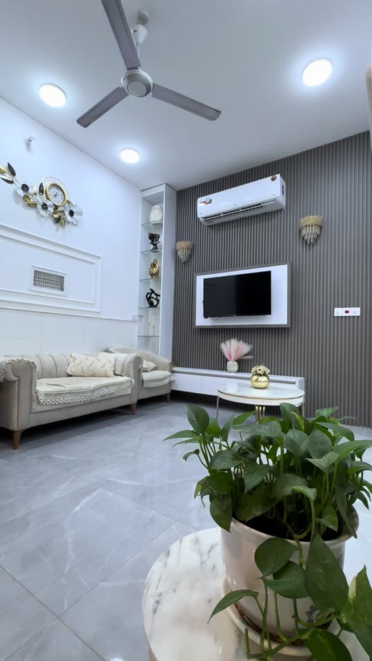 الجمال والدلال يمي ويكطع 🥰 المساحه 100م 🔸طابقين 3 غرف 🔹درجه أولى 🫵🏻 البناء طابوق جمهوري 🔹الشارع 10م🔸بدون اثاث او ويا الاثاث الموقع حي موسى الكاظم 📍للاستفسار ***********
