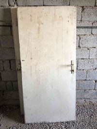 عندي 3ابوب خشب اصلي للبيع للاستفسار الاتصال 07813450191