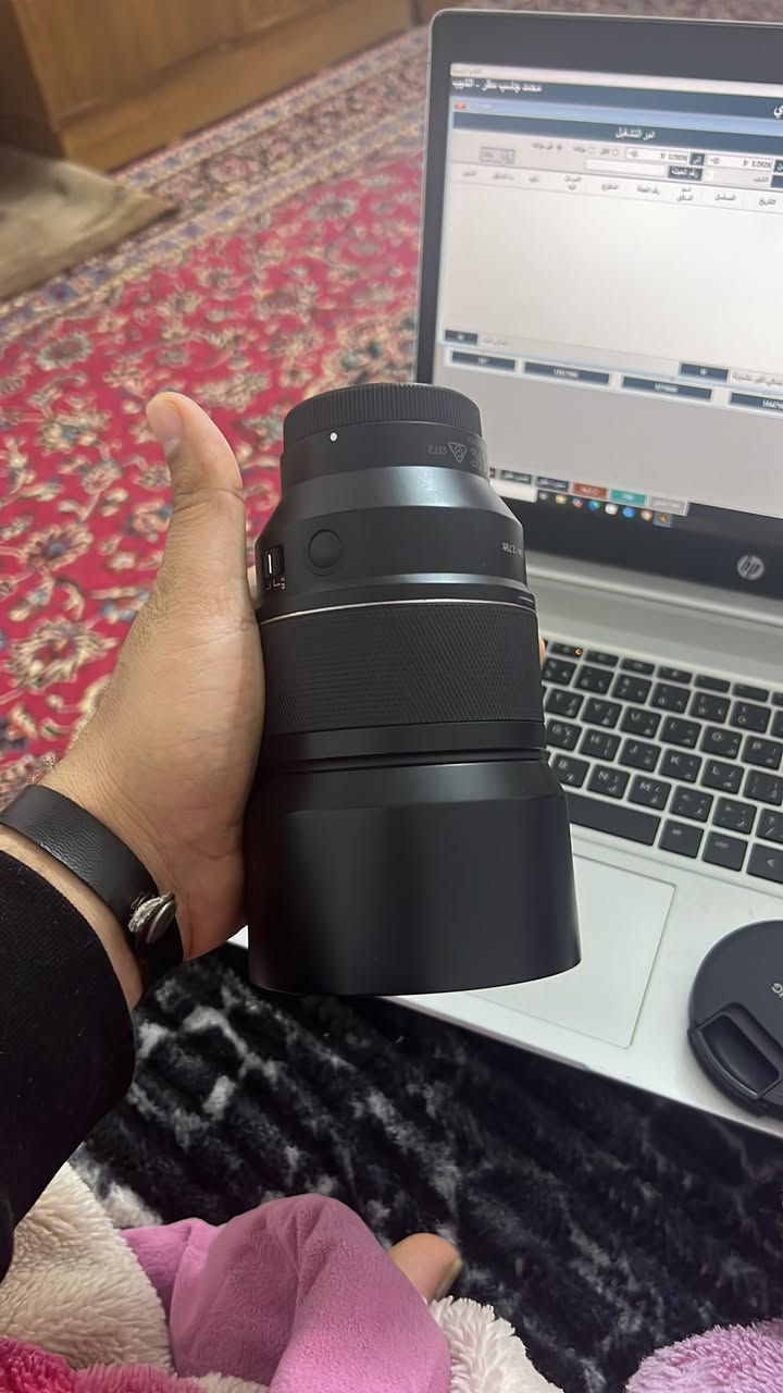 بسبب شخص ناقص تدزهه اله توصيل ويختلف عليك …..أعيد النشر  عدسة 85 ملم فتحة 1.4 عدسة نظّفيه وشغله يجنن غنيه عن التعريف وموجود توصيل محافظات 
***********
