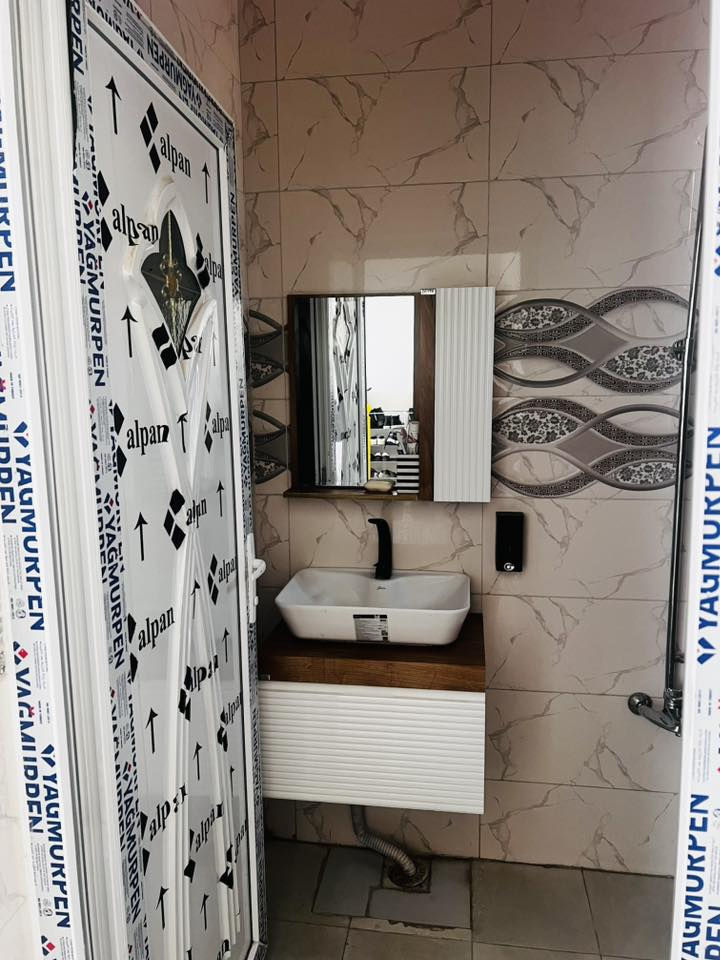 السلام عليكم بيت للبيع في حي الجامعة مجمع الرواد السكني مساحة 120غرفتين نوم و3مجاميع صحية مطلوب مبادرة موقع مميز بداية المجمع للاستفسار الاتصال على الرقم ***********
