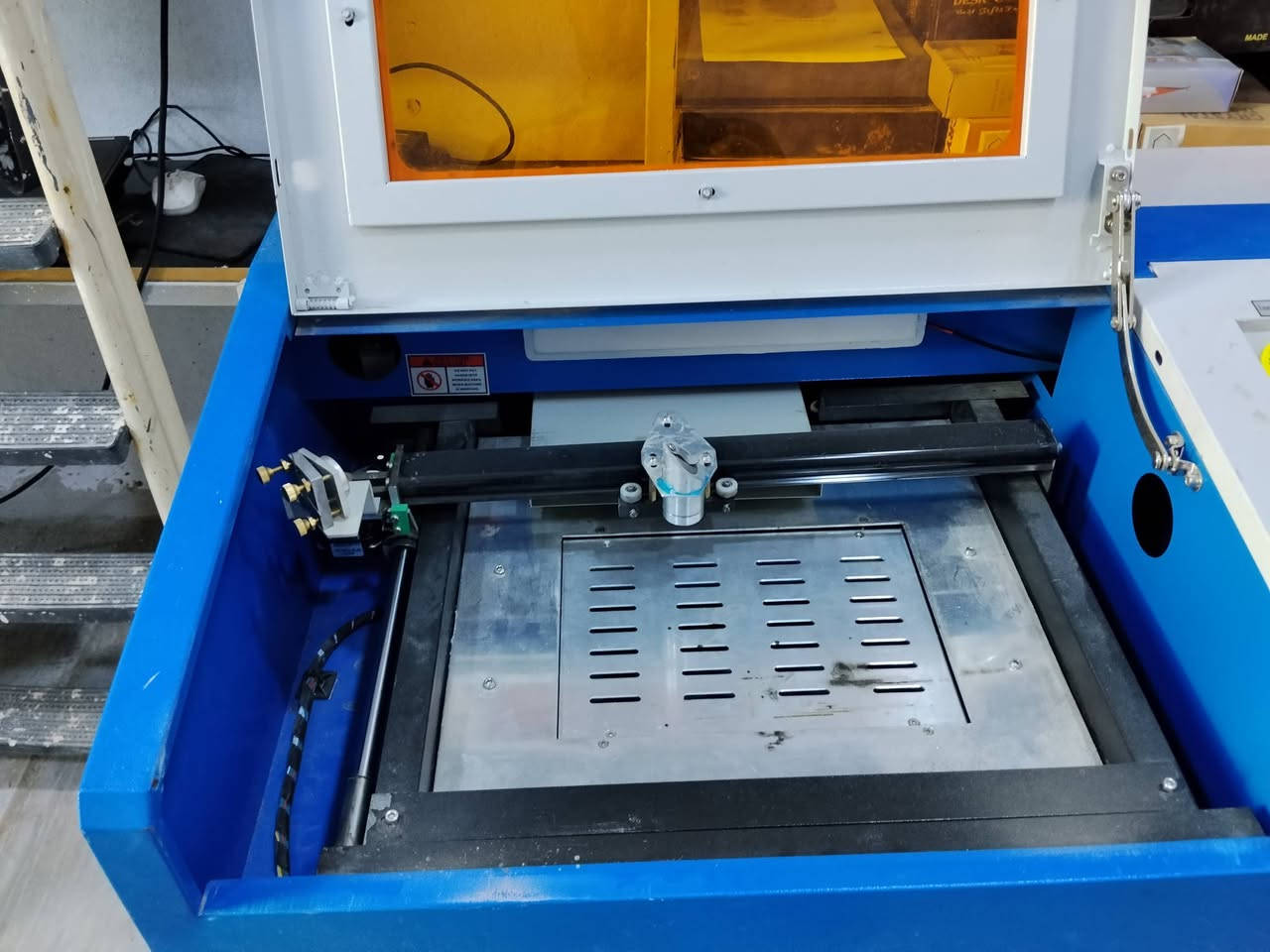 غراض مطبعة للبيع تحتوي على طابعة ليزرية اسود وابيض نوع برذر وايضا جهاز co2 ليزر وجهاز uv  خاص للاختام وايضا شاصي طابعة اودلي xp600 نظيف جدا فقط شد بوردات وهيد تصير شغاله الي يحب يشتري يتواصل على الرقم ***********
