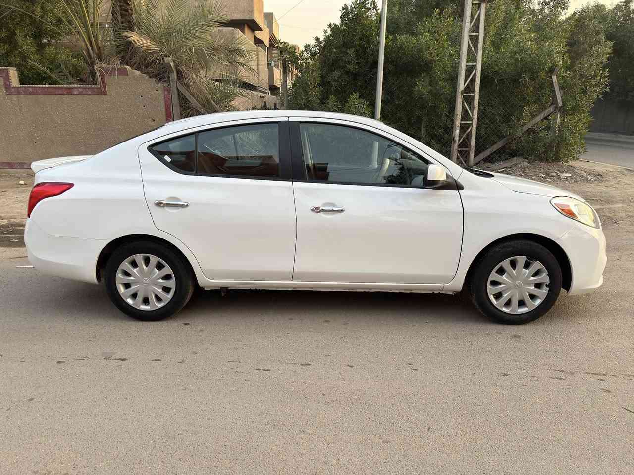 السلام عليكم
للبيع نيسان سني فيرسا 2013 لون ابيض 
ماشيه 58 الف فقط حقيقي
فول مواصفات SV PLAS
رقم سليمانيه بأسمي شرط التحويل او الوكاله 
السياره مكفوله من الضربه 
بس بيه قطعتين صبغ فقط بدون اي دواخل
السياره بعده كله على وضع الشركه كتلوكات الشركه بيه اسبيره منازل بعده  كلشي ما مبدل بيه 
الكير والمحرك مكفولات 
تبريد تدفئه كله شغال
صدر امامي خلفي جديد وتخم تايرات جدد 
مواصفاته SV PLAS 
اعله مواصفات اجتي بالفيرسا 
4 جام كهرباء مثبت سرعه كشن جك يدات نيكل كيجات الكترونيه تجوه وصطيه تحكمات ستيرن حساسات مانع تزحلق حساسات ضغط التايرات تحكم مري كهرباء سبايدر ويل وكب حجم 15 وغيره 
السياره جديده وجاهزه بدون اي مصرف 
سعره 90 وبيه مجال للشراي
مكاني بغداد الدوره 
***********
