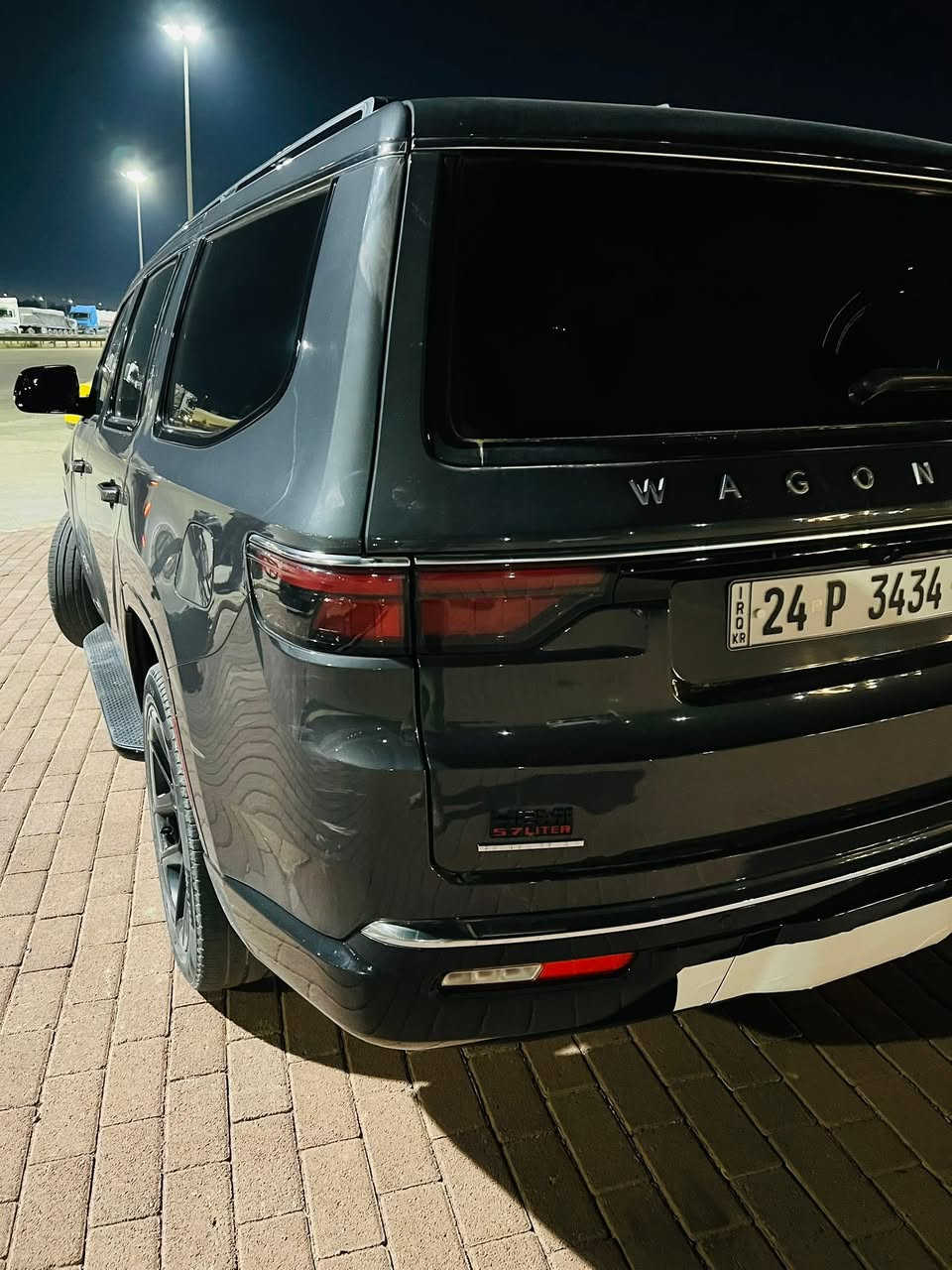 ✨ للبيع | Jeep Wagoneer 2022 ✨�🇺🇸 وارد أمريكي — فئة فخمة Full Option
🚙 Jeep Wagoneer (WAGONEER)
▪️ محرك HEMI 5.7L V8 ثمانية سلندر�▪️ فل مواصفات (ما عدا فتحة السقف)�▪️ 7 مقاعد جلد فاخر�▪️ مقاعد كهرباء + ذاكرة (Memory)�▪️ تدفئة + تبريد للمقاعد الأمامية والخلفية�▪️ تبريد مركزي قوي�▪️ شاشة كبيرة متعددة الوظائف�▪️ شاشات خلفية للركاب�▪️ كاميرات 360 محيطية�▪️ رادارات أمامية وخلفية + تنبيه�▪️ رادار بالمرايا + إشارات بالمرايا�▪️ Lane Assist (مساعد الخروج عن المسار)�▪️ 5 وضعيات قيادة مختلفة�▪️ جير إلكتروني (Mouse Shifter)�▪️ ستيرن كهربائي مع تحكم كامل�▪️ بدالات البنزين والبريك كهربائية�▪️ دخول ذكي + تشغيل بصمة�▪️ بصمات على الأبواب�▪️ باب خلفي كهربائي مع شفط�▪️ داخلية فخمة صاج�▪️ منظومة صوت BOSE أصلية�▪️ لايتات زينون أصلية�▪️ ويلات 22 إنج بلاك أسود بلادي�▪️ جميع المواصفات المعروفة للواكنر الفل
📍 الممشى: 51 ألف مايل فقط�📍 رقم دهوك المميز (شمالي)
⚠️ ملاحظة:�ضرر أمريكي خفيف بالمقدمة، البونيد شبرين تقريباً، مصلح بنفسه بنيد فقط، والأربكات سليمة 100%.
💰 السعر: 34,500 دولار ونص�(قابل للتفاوض بالمعقول)
📞 الهاتف:***********�*********** 
🔥 سيارة تجمع بين الفخامة والقوة والراحة، نظيفة جداً وجاهزة للفحص بأي مكان.
