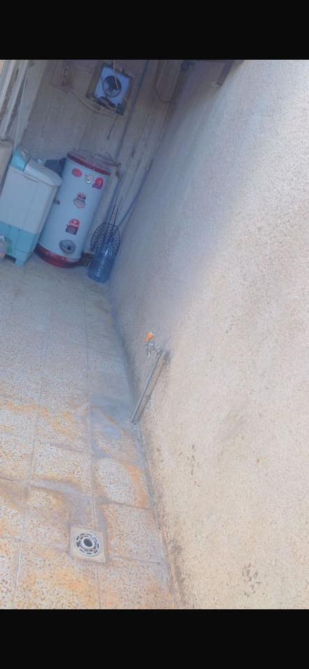 السلام عليكم من رخصه الادمن بيت للبيع مساحة ١٣٩شارع أيوب ابو الجملة مجاور عيادة ابو طيبة سابقاً صنف الأرض مناصفه بأسم الدكتورة انوار البيت يحتوي على غرفتين نوم وحده فوك وحده جوه واستقبال وكراج وترك خلفي كبير
‏السعر 130 (￼***********)
