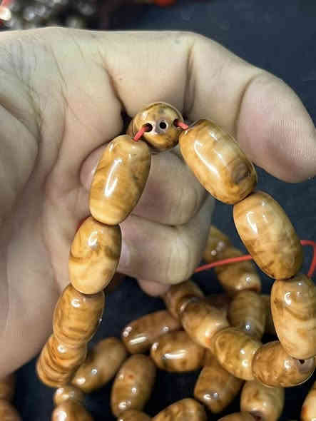 سندلس الماني انتيك مخروطه من مقابض لون بزوني خراطه جديده سبحه لون مميز وقطعه تحفه
45خرزه
73غرام
17.5/10mm
للتواصل واتساب
***********
