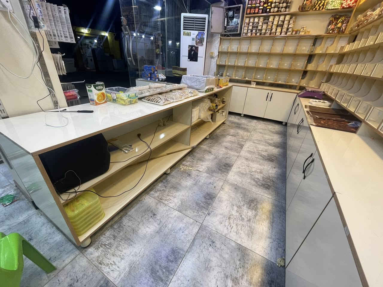 رفوف درجه اولى للبيع عدد الخانات 100خانه ستعمال قليل السعر ***********
