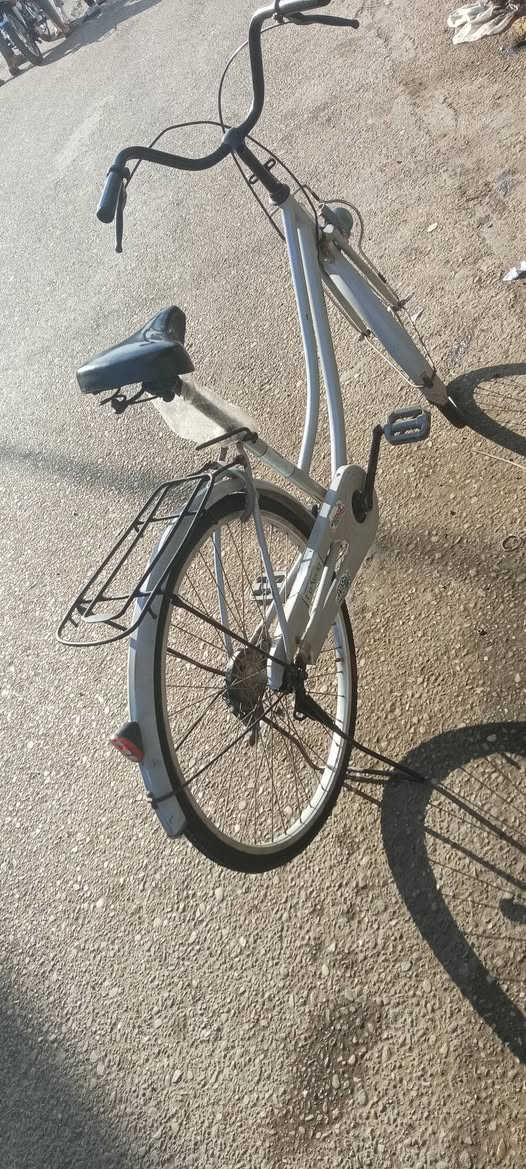 السلام عليكم عندي بيسكل للبيع بيسكل نضيف فول رزانه موديل 16 سعر 90بي مجال للطيبين مكاني كركوك طريق بغداد يم بولي ڤارد الرقم ***********
