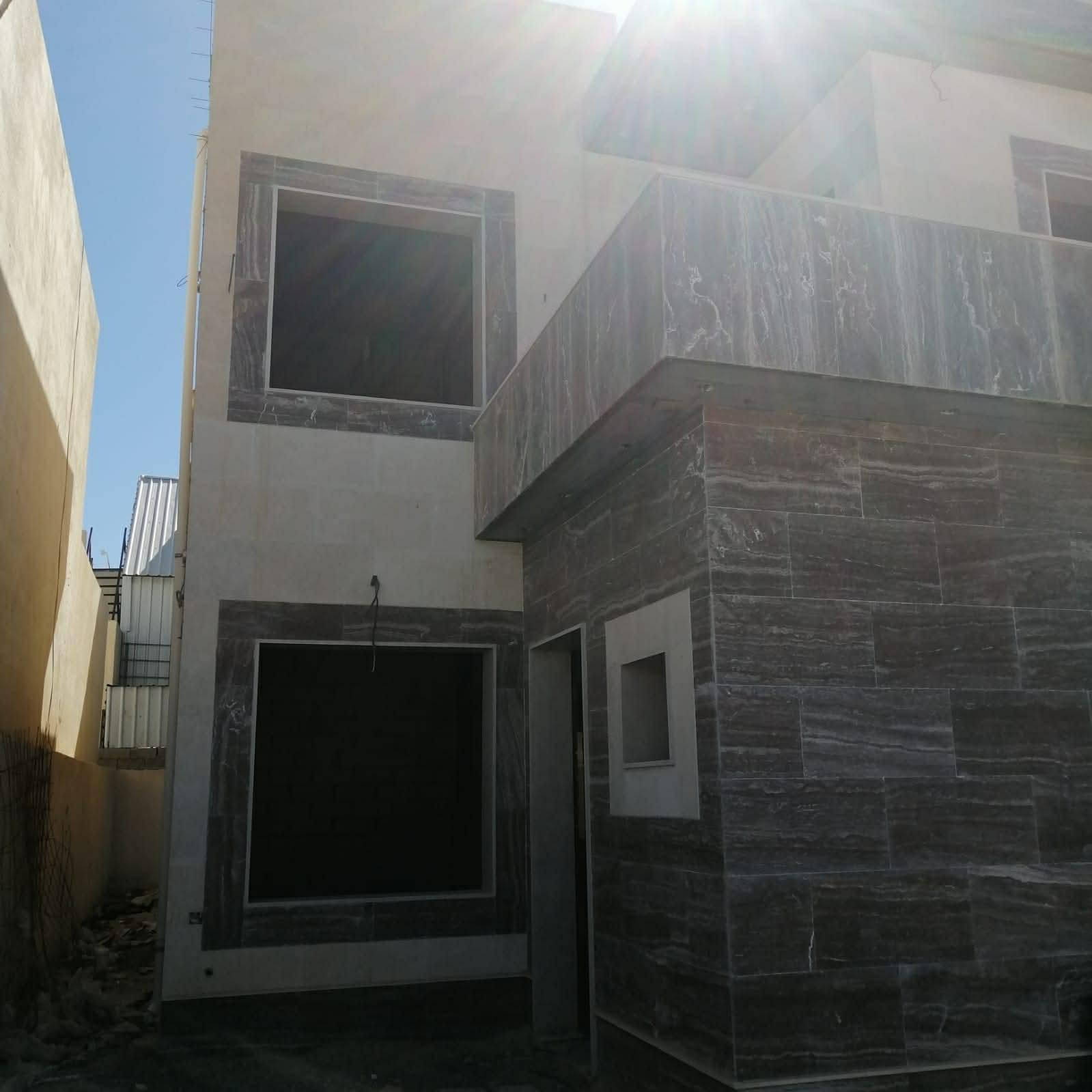 دار للبيع في مجمع Golden Villas خلف مجمع بيتي
دار جديد بناء حديث مساحة ٢٠٠ متر طابقين مقابل حديقة ومتنزه يتكون من ٣ غرف نوم كبيرة وهول ومطبخ و ٤ مجموعات صحية وحمامات وگراج وحديقة بناء وتعديل مكتب هندسي تغليف واجهة مرمر سطح طابقين شتايگر وفوم أساس رفت وبادلو بارتفاع ٤٠ سم خلاطات وحمامات دفن وتعليق ماركة Grohe... المجمع متكامل الخدمات من شوارع تبليط وأرصفة ومجاري وانارة... . المتبقي البياض وسيراميك الارضيات والابواب الداخلية..
للاستفسار
***********
***********
