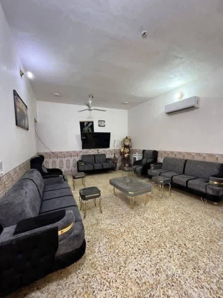 🏡بيت البيع -حي الجامعة-امام مجمع حجي هندي-ركن
.
❗️موقع:الديوانية/ حي الجامعه/امام مجمع حجي هندي
❗️البيت عله الشارع الرئيسي-واجهة على الشارع التجاري
مباشرة

✨تفاصيل العقار:
🔹مساحة:200متر واجهة 10 نزال 20
🔹يتكون من طابق واحد
🔹ركن عله شارعين

🔸الطابق الاول يحتوي على:
•غرفتين نوم بس اساس
•صاله
•برّاني(مجلس استقبال)
•مطبخ
•مجموعه صحيه داخليه
•مجموعه صحيه خارجيه
•منور واسط البيت لتهوية وإضاءة طبيعية ممتازه

✅البيت طابو زراعي سند 25 وبيه كتاب تطويب عن قريب يصير طابو صرف
✅وجهة على شارع تجاري
✅قريب من الخدمات ولأسواق ول المدارس
السعر 🔥خاص🔥
***********/***********
