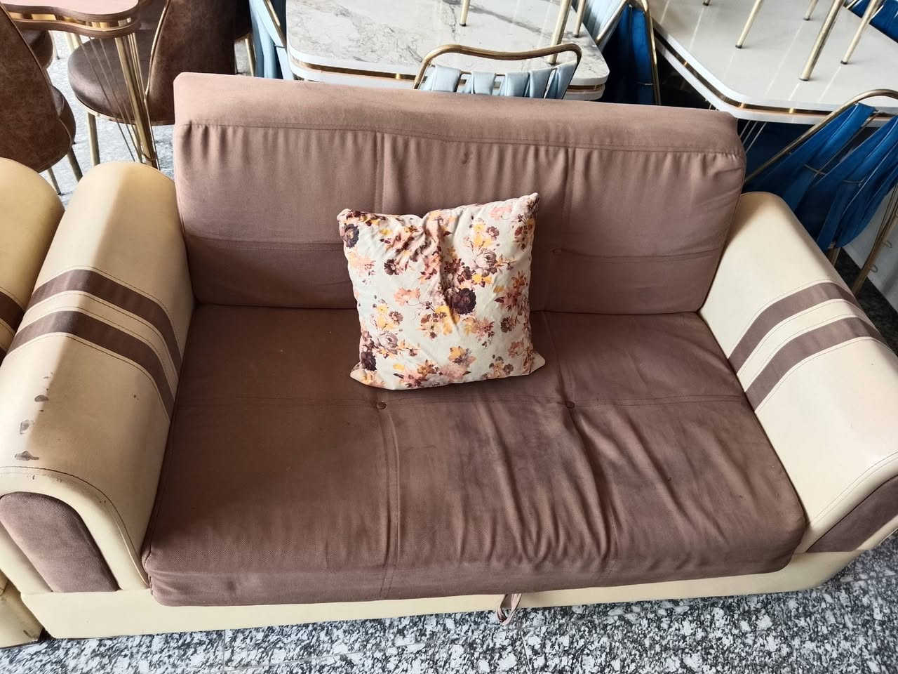 تخم عشر مقاعد تركي سرير مخزن مستعمل250الف مجمع الضحى للتسوق المسيب مقابل دائرة كهرباء المسيب عمارة الرحيم ***********
