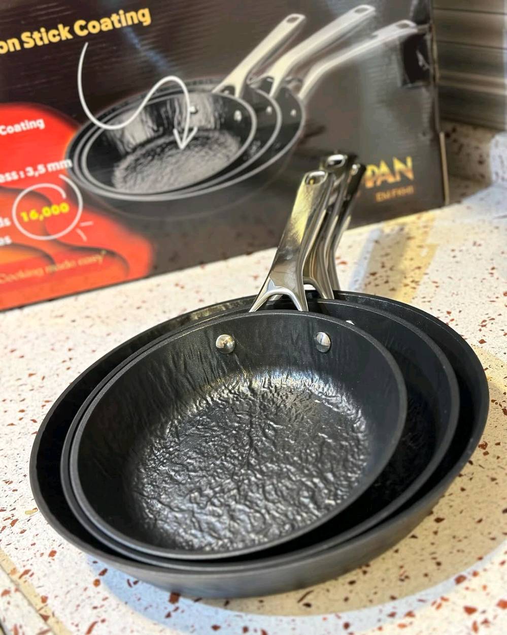 مقلاة إمبليوم الأصلية – سيت 3 قطع 🔥
إذا تريد مقلاة تعمّر وتطبخ براحتك بدون ما يلتصق الأكل، فهاذي اختيارك الصح 👌
✔️ طلاء 3 طبقات نون ستيك قوي يخلي الطبخ أسهل والتنظيف أسرع
✔️ سماكة جسم 3.5 ملم حتى توزع الحرارة بشكل متساوي
✔️ تتحمل لحد 16,000 خدش يعني استخدام يومي بدون خوف
✔️ مسكات مريحة وثابتة، ما تسخن بسرعة
✔️ مناسبة لكل أنواع الطبخ: بيض، لحم، خضرة، فطور وغدا
📦 السيت يحتوي 3 أحجام تناسب كل الاحتياجات:
– 20 سم
– 24 سم
– 28 سم
💯 جودة عالية من Emblem، عملية، متينة، وتخلي مطبخك مرتب واحترافي.
اختيار ذكي لكل مطبخ 👩‍🍳👨‍🍳